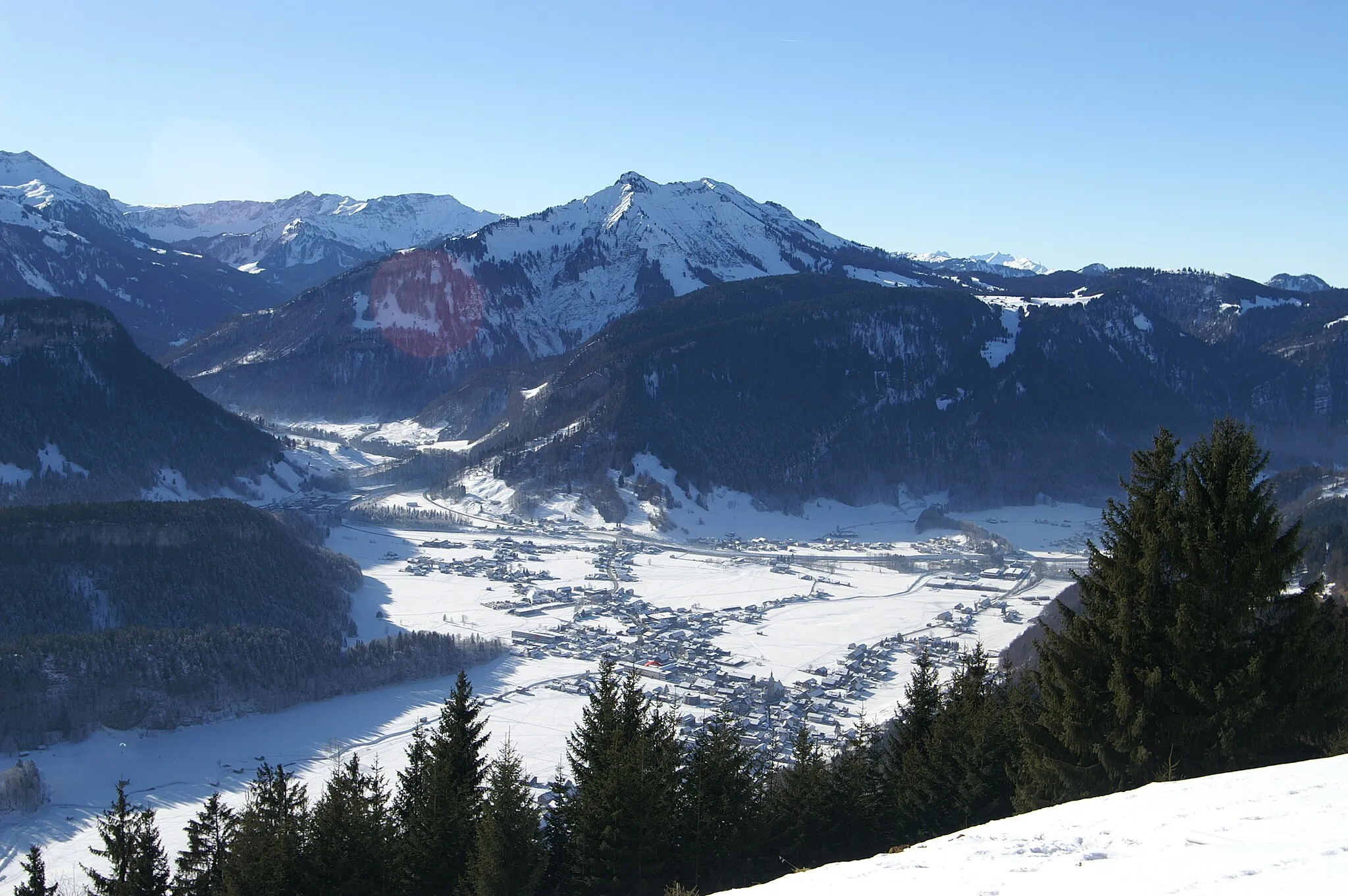 Photo showing: Blick vom Sonderdach auf den Ort Bezau im Tal. Gegenüber die Hangspitze 1746m im Gemindegebiet von Mellau.