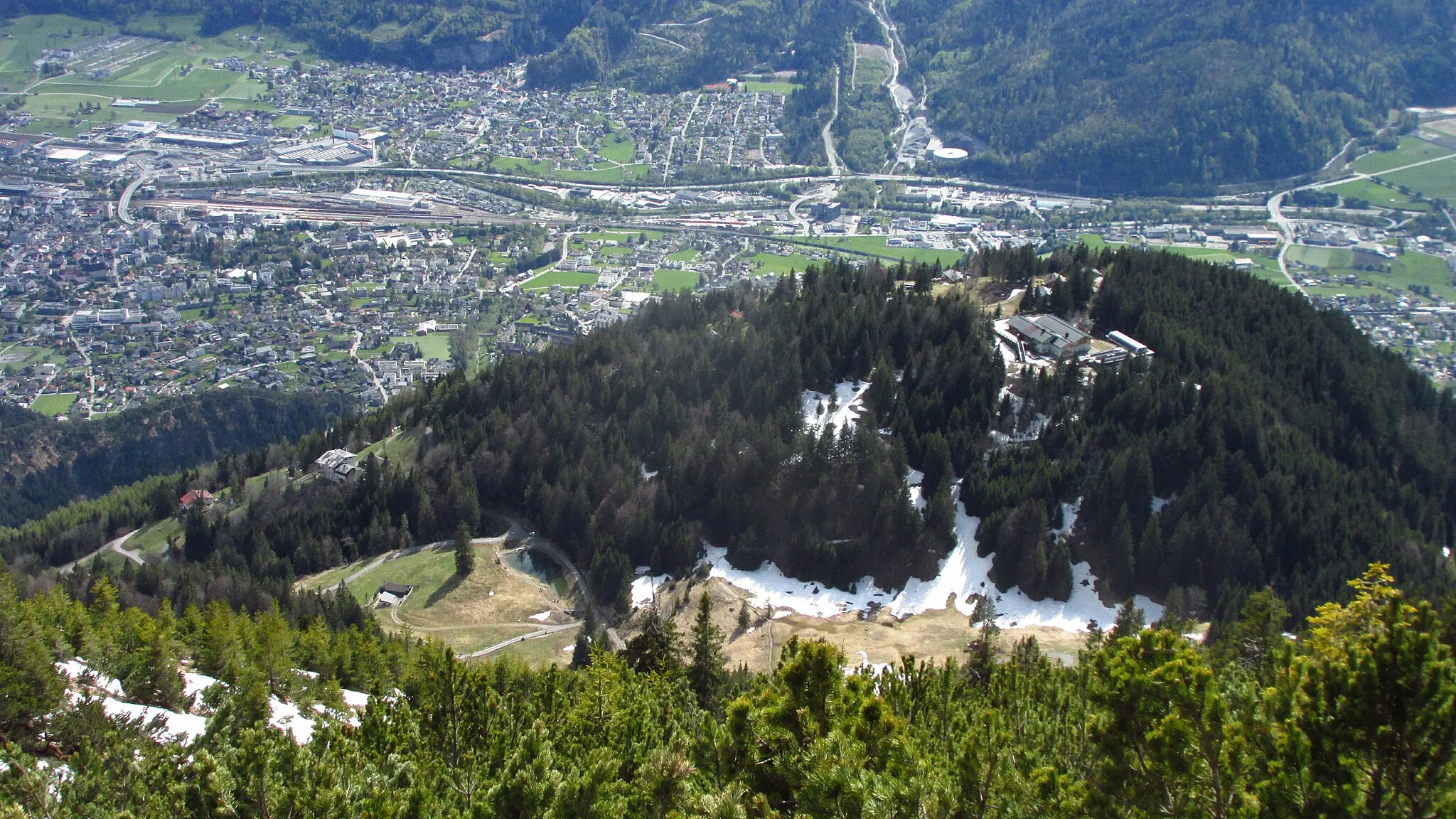 Photo showing: Blick von Nordosten auf den Madeisakopf mit der Bergstation der Muttersbergbahn. Links davon ein Teil der Streusiedlung Muttersberg. Im Tal liegen Bludenz (links), Bürs (hinten) und Nüziders (beidseits des Madeisakopfes)