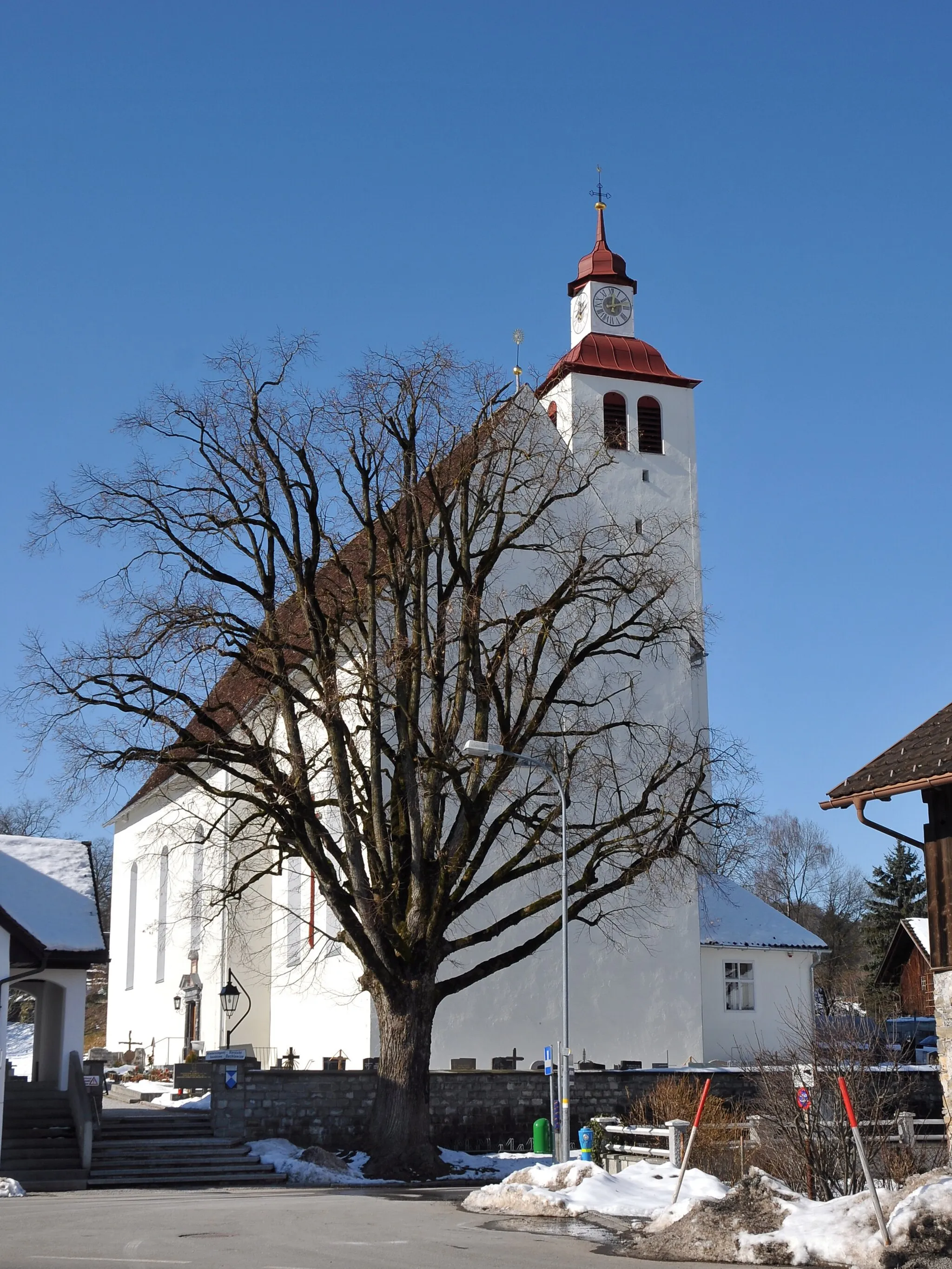 Photo showing: Kath. Pfarrkirche hl. Jakobus d. Ä. und Friedhof an der Alten Landstraße in Bludesch.