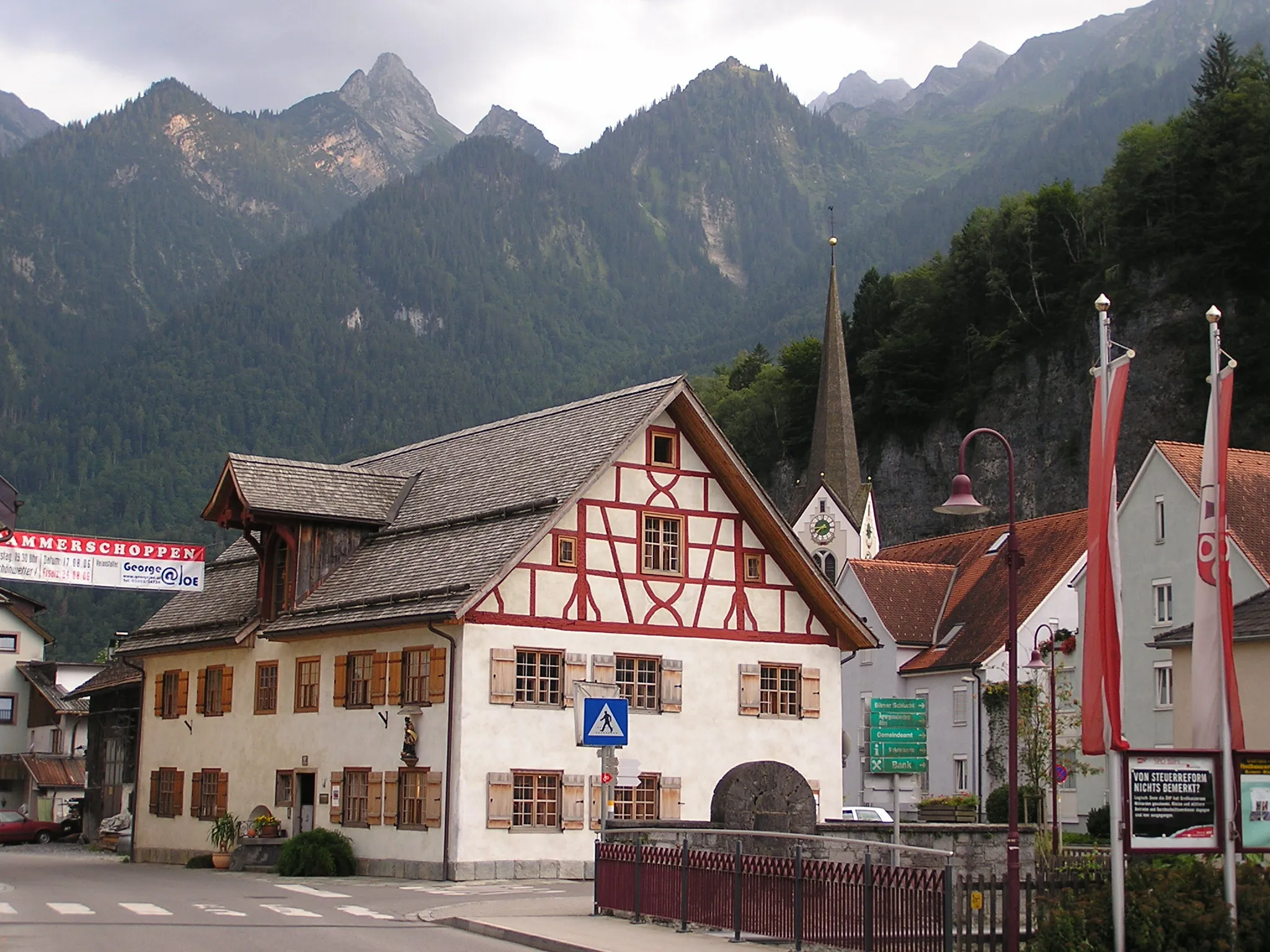 Photo showing: Wohnhaus an der Hauptstrasse 47 im Ortszentrum von Bürs
Ort & Datum: 08.08.2006