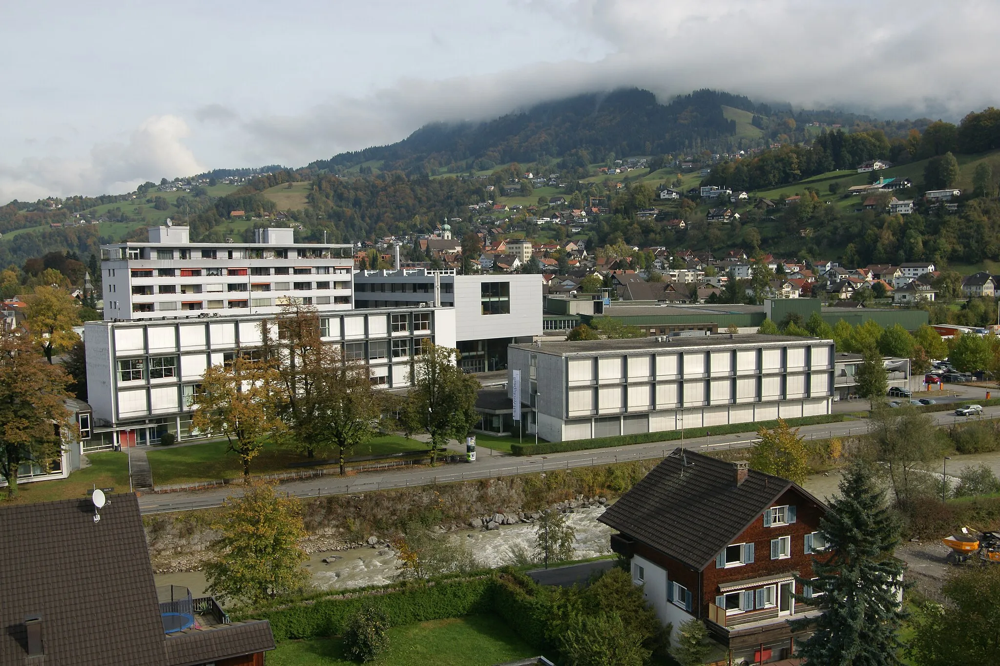 Photo showing: Gelände der Fachhochschule FH Vorarlberg im Dornbirner Bezirk Markt. 2005 erbaut von walser + werle architekten zt gmbh. Aufgenommen von Dach des neuen CAMPUS. Der Teil der Alten Textilschule steht unter Denkmalschutz (im Bildvordergrund).