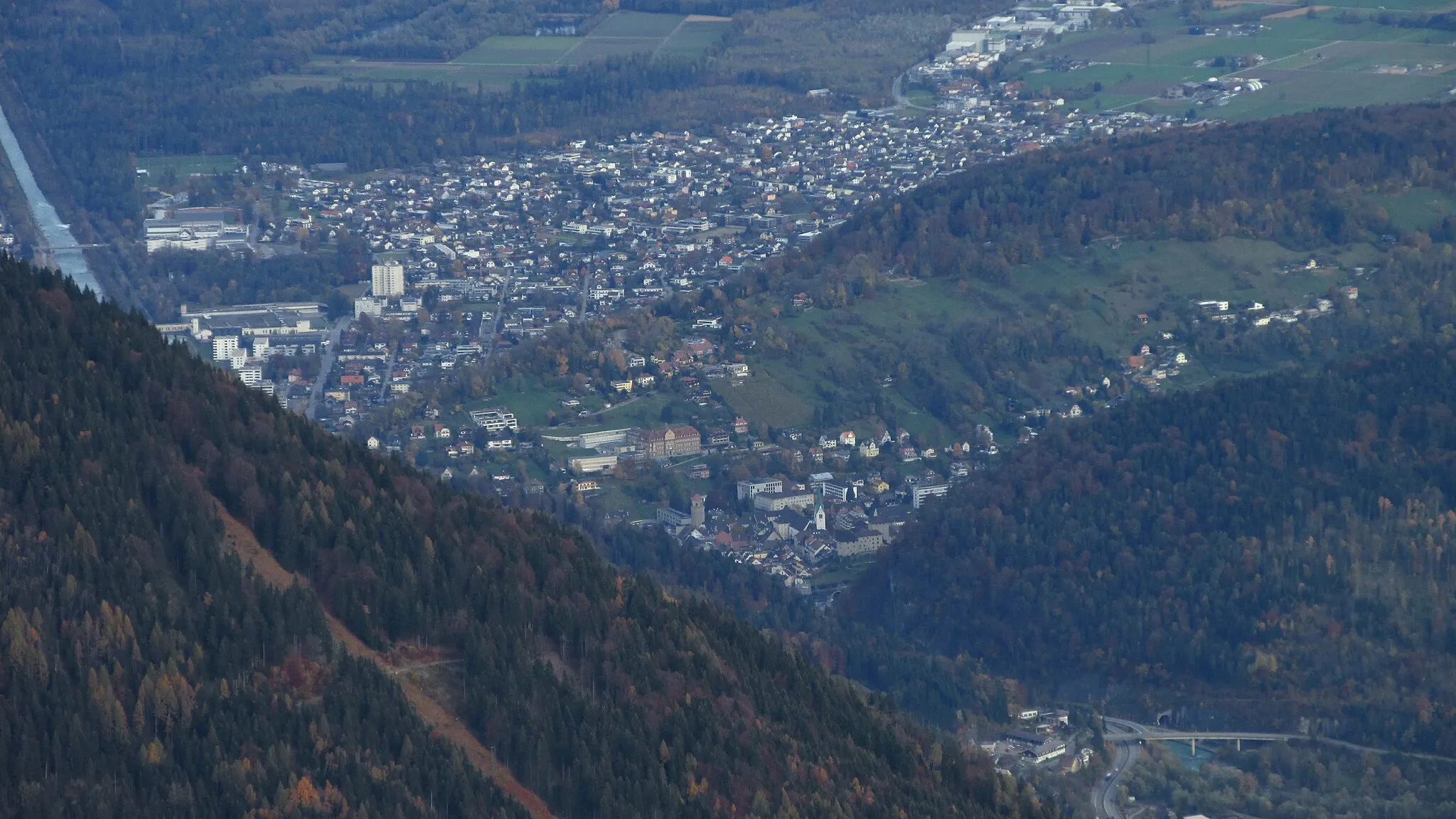 Photo showing: Blick von den Hohen Köpfen über ca. 1600 Höhenmeter hinab auf Feldkirch. Vorn der Katzenturm und der Dom.