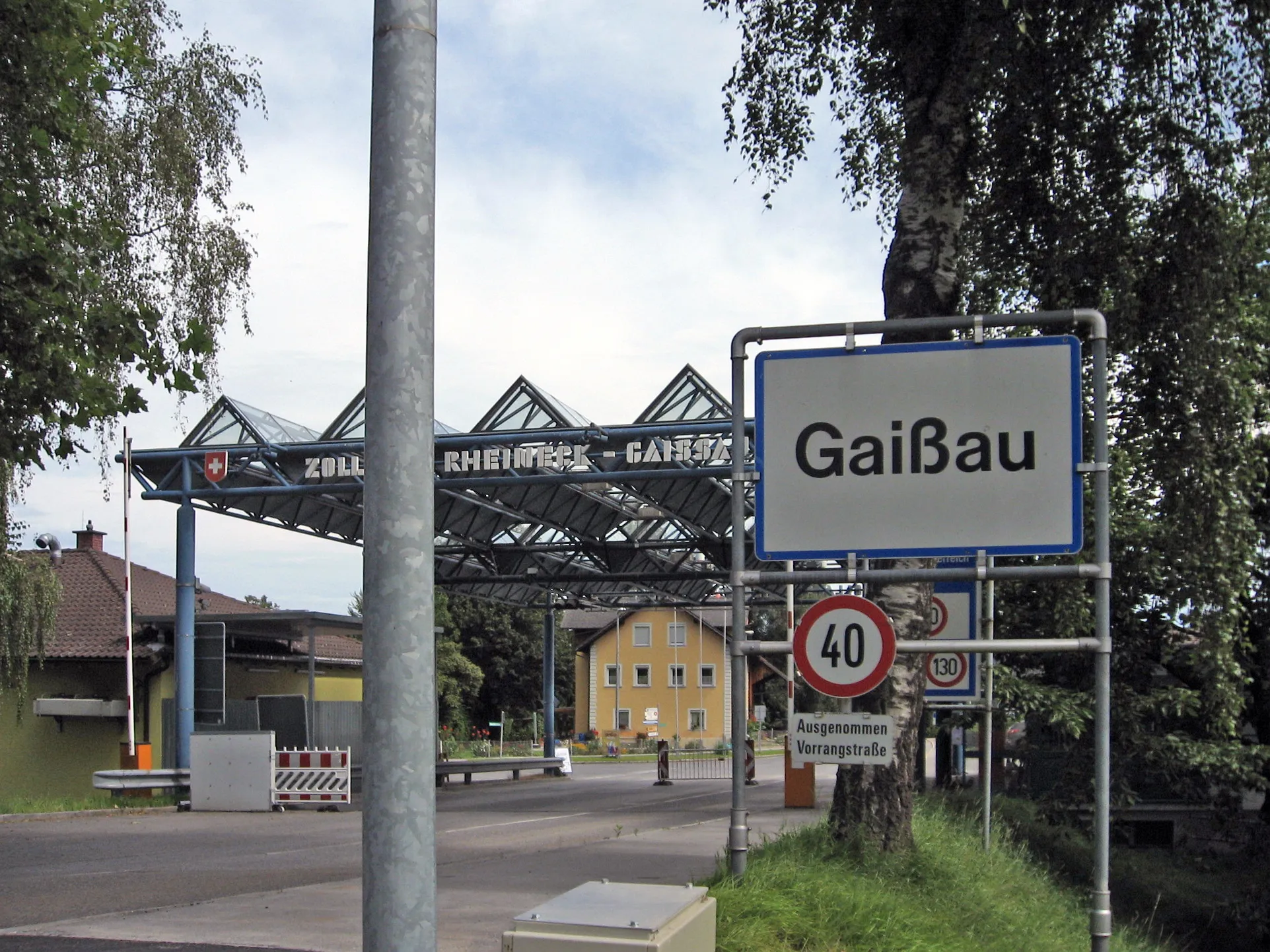 Photo showing: Ehemalige Granzstation in Gaißau von der Brücke über den Altrhein gesehen.