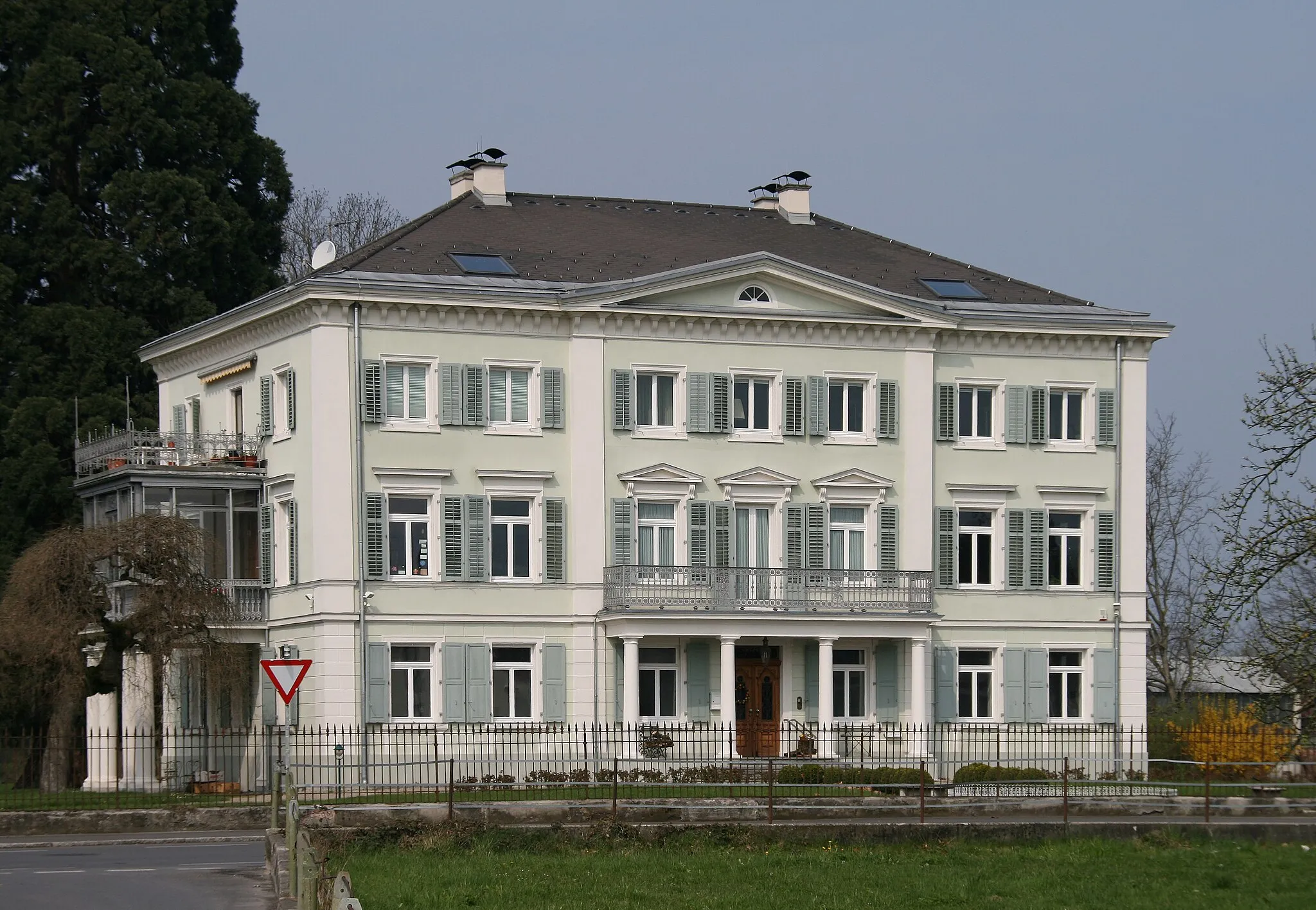 Photo showing: aus dem DEHIO Vorarlberg 1983: Landstraße Nr. 36: Villa, strenghistoristisch, zurückgesetzt in parkartigem Grundstück, 3geschossig mit flachem Walmdach, 7achsig, flacher Mittelrisalit mit Ädikulafenstern im Hauptgeschoß, Balkon mit Gusseisengitter auf toskanischen Säulen (Säulenordnung). *** in Hard, Vorarlberg. *** Veröffentlicht: Alois Niederstätter in "Geschichte Vorarlbergs Band 2 Vorarlberg 1523 bis 1861 Auf dem Weg zum Land ISBN 978-3-7030-0864-1 2015