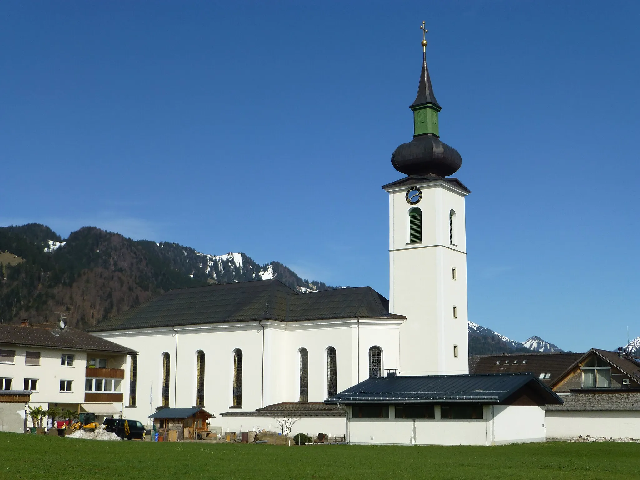 Photo showing: Südwestansicht der Pfarrkirche Hl. Drei Könige in Hittisau