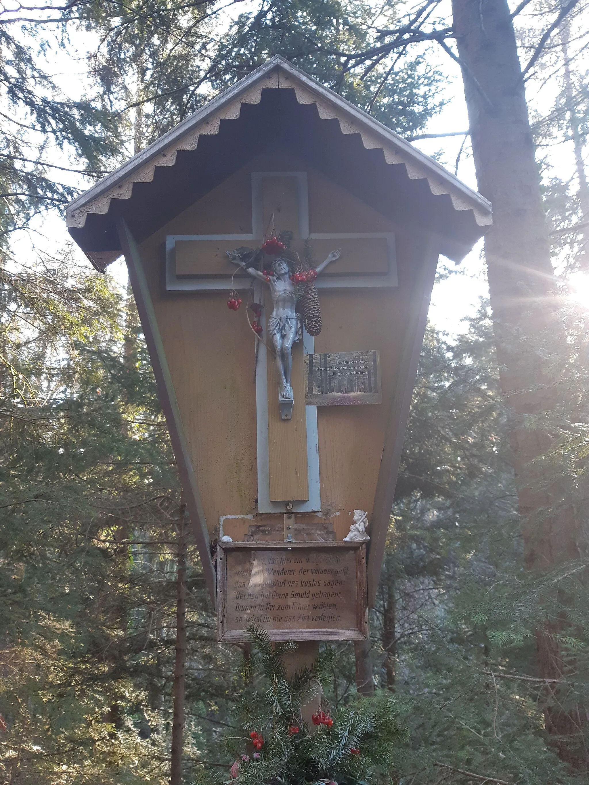 Photo showing: Wayside cross on the old "Eichenberger Strasse" in the municipality of Lochau in Vorarlberg, Austria. On the hiking trail to the Alt-Hofen castle-ruin.