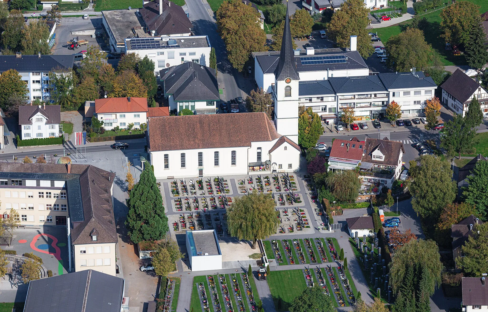 Photo showing: Luftbild vom Dorfzentrum von Hörbranz mit Pfarrkirche und Friedhof