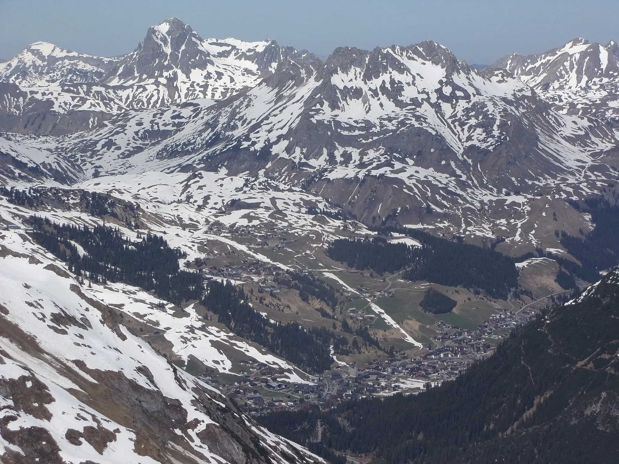 Photo showing: Gesamtansicht von Lech vom Westgipfel (2544 m) der Hasenfluh. Das Karhorn steht über Lech, links hinten der schroffe Widderstein.