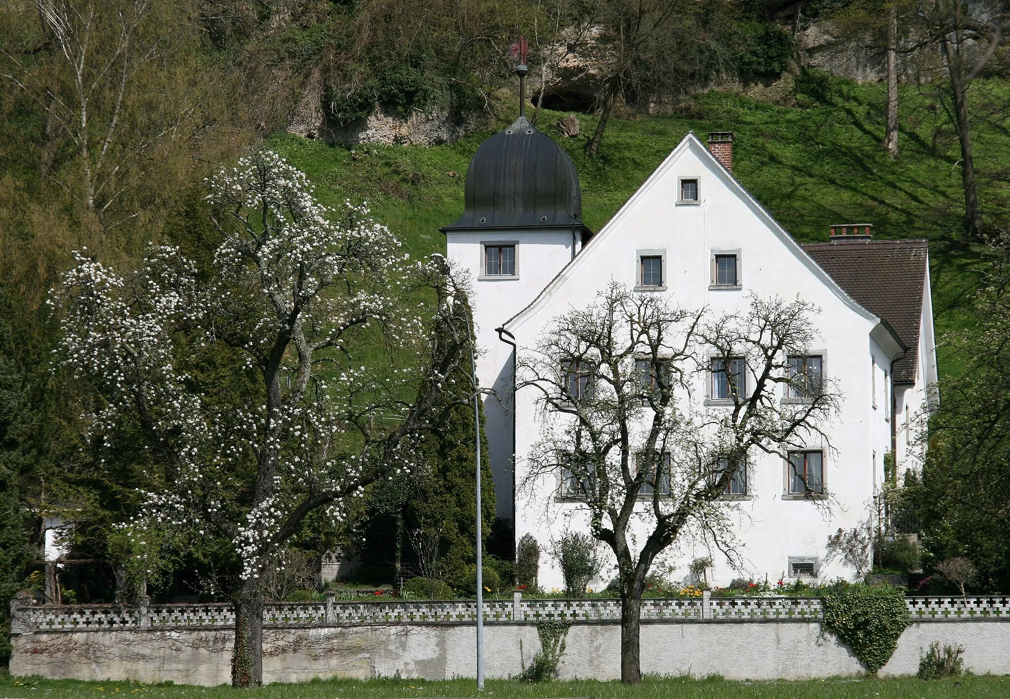 Photo showing: aus dem DEHIO Vorarlberg 1983: ANSITZ Wellenstein, in Hanglage auf halbem Weg zwischen der Bregenzer Klause und Lochau. Erbaut um 1555 von dem 1559 mit dem Prädikat "von Wellenstein" nobilitierten Bregenzer Patrizier Ulrich Reutin. Als Erbgut kurz vor 1599 Übergang an die Bregenzer Patrizier Schmid und weitgehender Innenumbau. Seit 1626 rasch wechselnde Besitzerfolge bis 18. Jh. Ab 1791 bäuerlicher bezw. bürgerlicher Besitz. 1965 renoviert, 1982/83 Generalsanierung. - 2geschossiger Rechteckbau unter Satteldach, regelmässige Achsen durch einfache Viereckfenster in gefalztem Rahmen. Aus der NO-Ecke ausspringend 3geschossiger quadrat. Turm mit welscher Haube. Ostseitig rundbogiges Eingangsportal, am Schlußstein leerer Wappenschild mit Freiherrenkrone, um 1700, 1965 durch Kopie ersetzt. *** in Wellenstein Nr.1, Lochau, Vorarlberg.