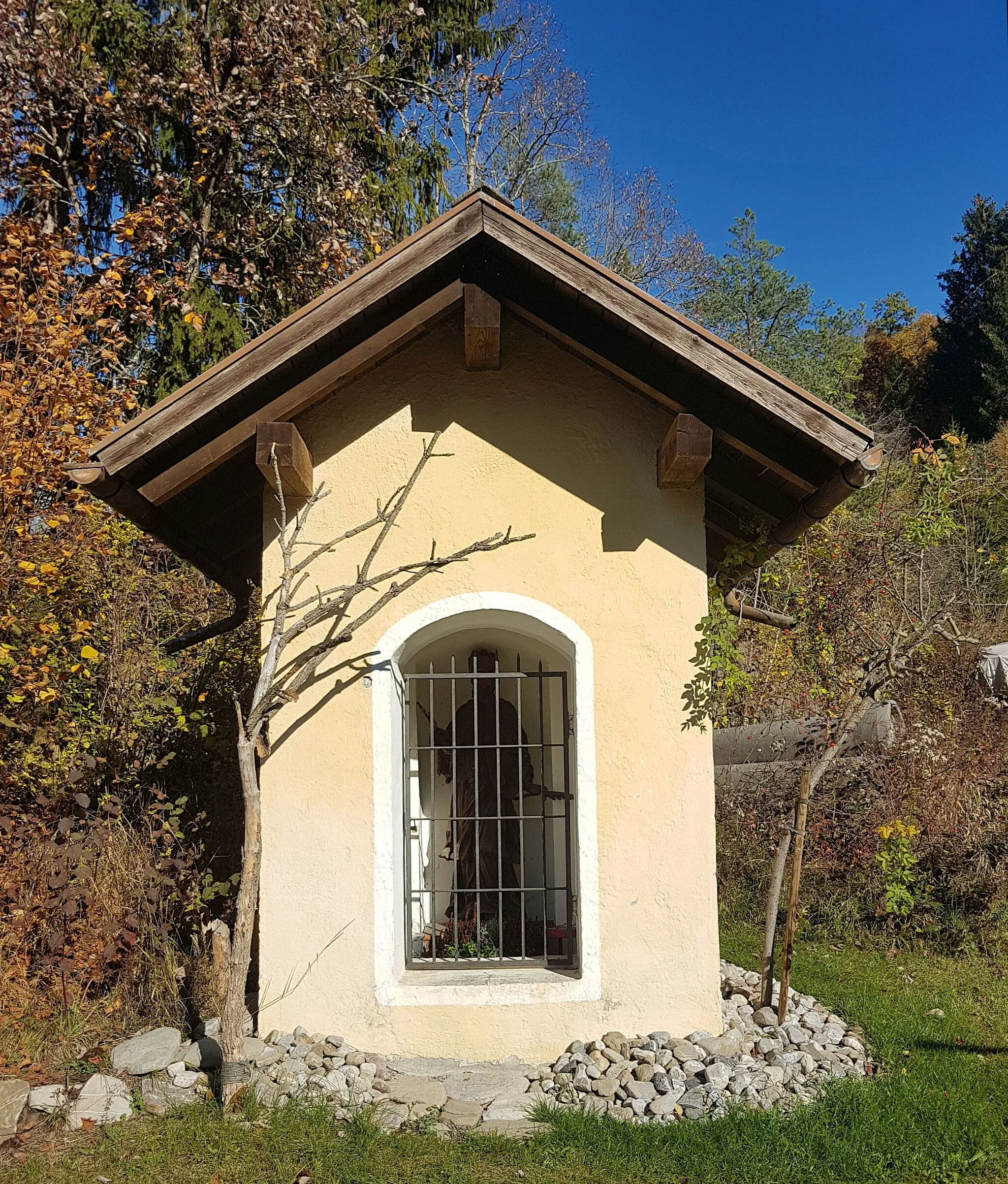 Photo showing: Wayside shrine on the old Raggalerstraße (street) in the municipality of Ludesch, Vorarlberg, Austria.