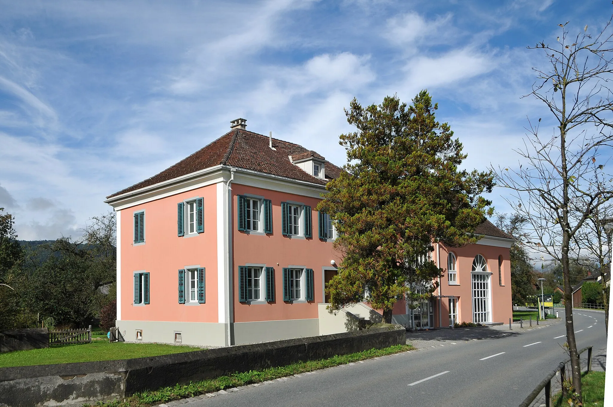 Photo showing: Der Pfarrhof in Meiningen (Vorarlberg). aus dem DEHIO Vorarlberg 1983: gegenüber der Kirche. 2geschossiger freistehender Bau mit Walmdach, im Kern 18.Jh., 1839 Umbau nach Plänen von Alois Negrelli; anschließende Nebengebäude und Remise.