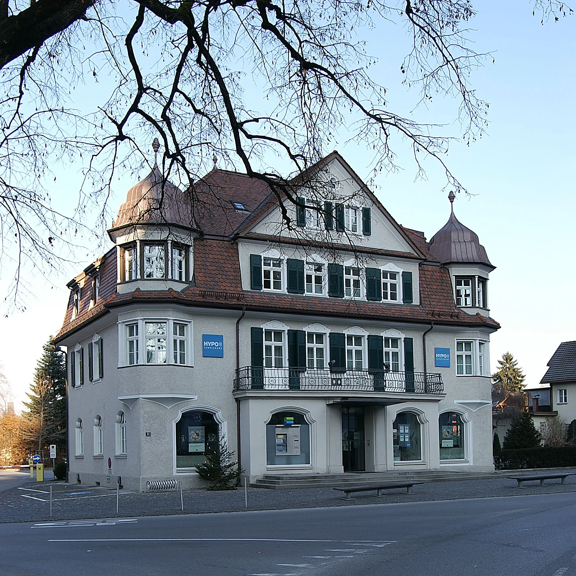 Photo showing: aus dem DEHIO Vorarlberg 1983: Ringstrasse Nr.11: Erbaut um 1914 vom Stadtbaumeister Seraphin Pümpel (1847-1930)[1] mit Giebel, Ecktürmchen und Mansarddach.*** Heute Hypo in Rankweil.