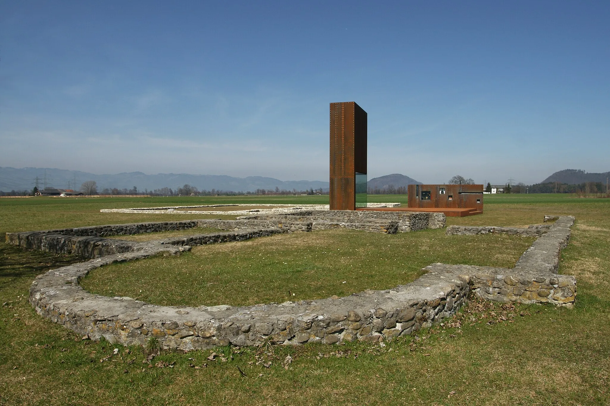 Photo showing: Das Freilichtmuseum "Römervilla" in Rankweil-Brederis. Die implantierte, begehbare Skulptur aus COR-TEN-Stahl stammt von Marte.Marte Architekten ZT Gmbh.