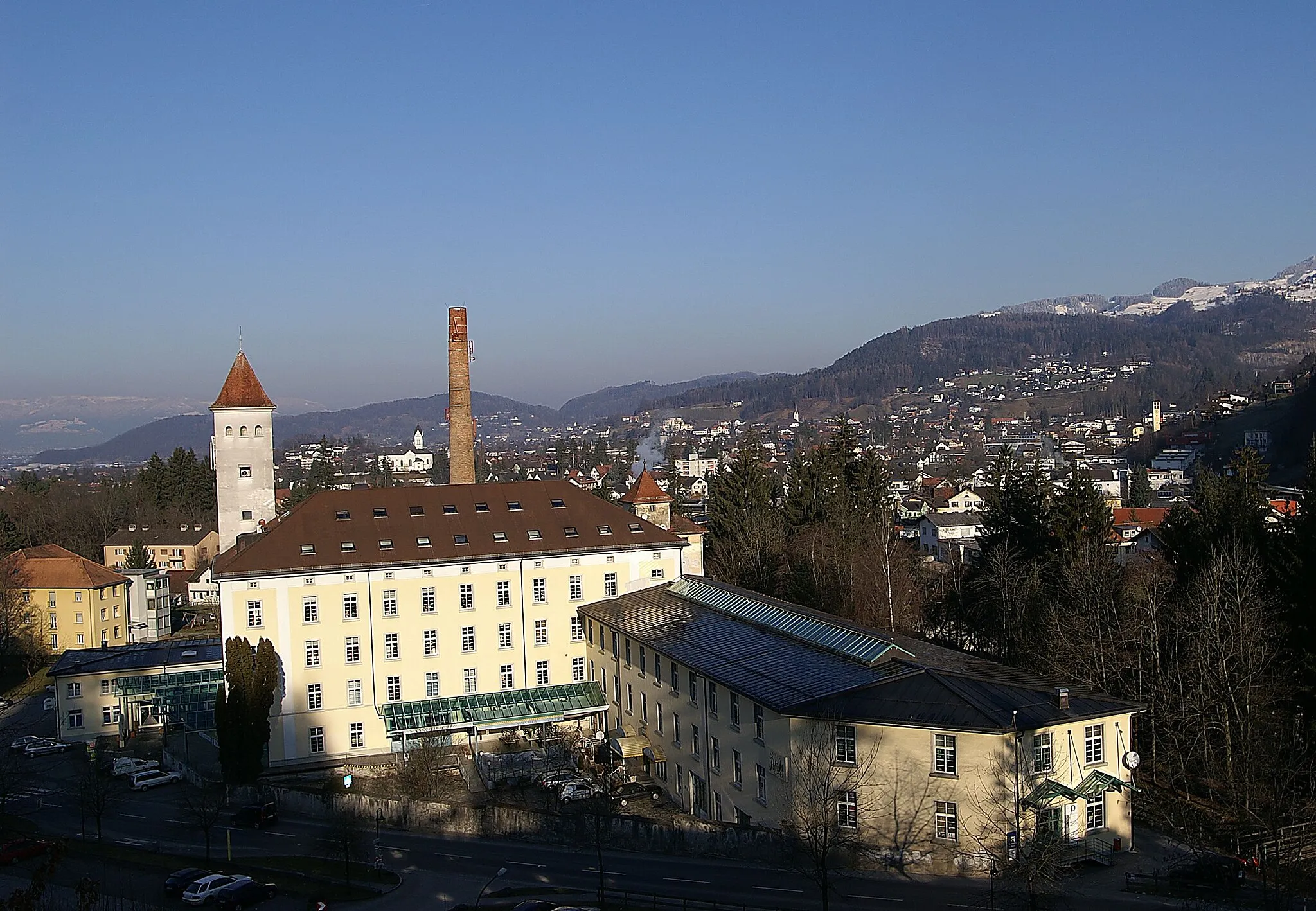 Photo showing: aus dem DEHIO Vorarlberg 1983: Alemannenstrasse, Nr.49: Spinnerei Franz M. Rhomberg, begonnen 1839, erweitert 1889, 1906; mit Wasserturm von 1910 (Heimbach und Schneider), zugehöriges Wohnhaus im Heimatstil (Nr.47).*** Heute Gewerberpark Rankweil. Siehe [1].