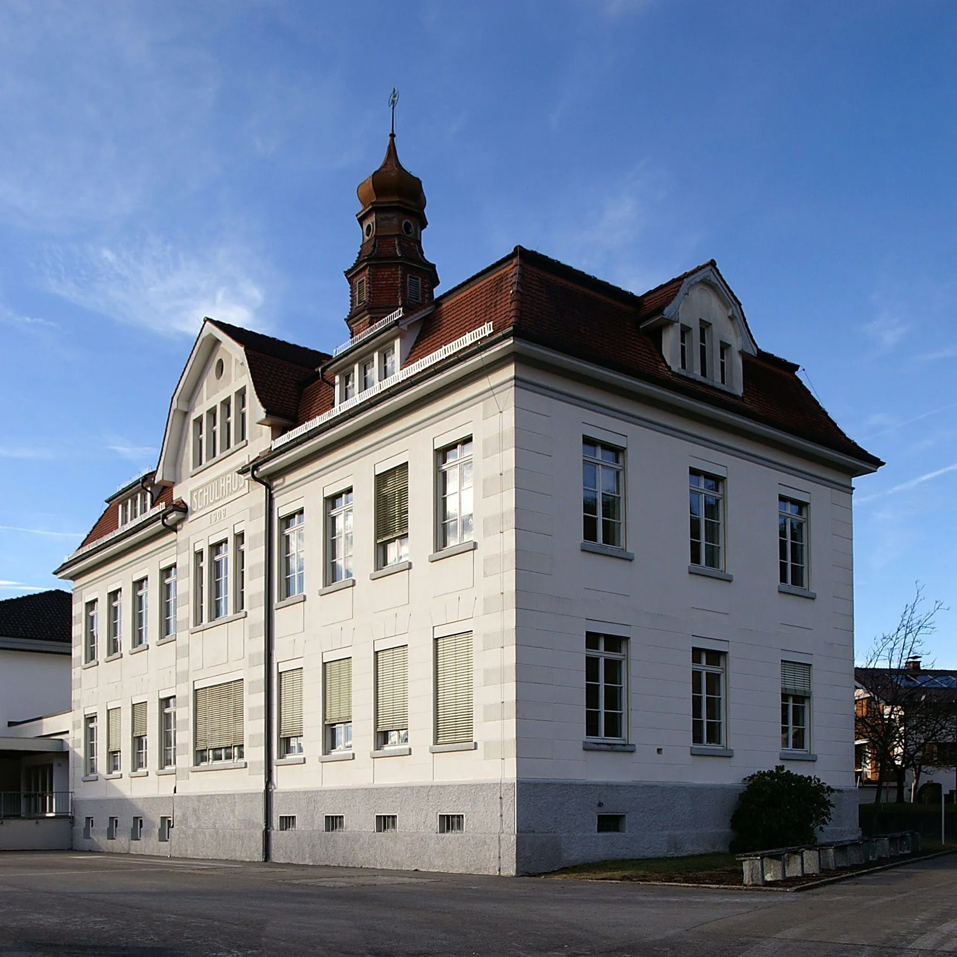 Photo showing: “Schulhaus erbaut 1908” in Röthis, Vorarlberg