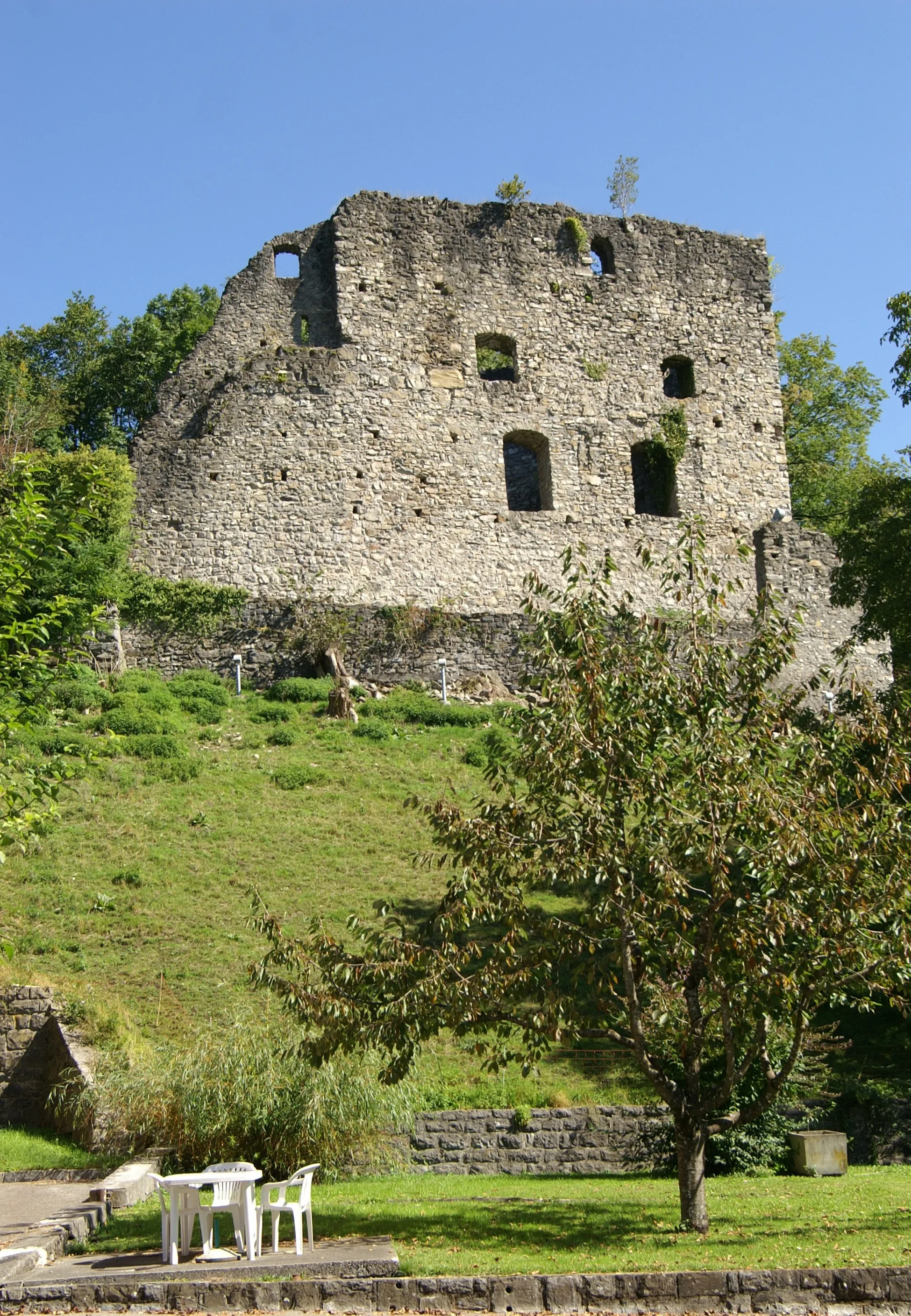 Photo showing: Burgruine Jagdberg, in Schlins, Vorarlberg. Veröffentlicht: Georg Kessler in "Freizeit im Ländle, Die schönsten Ausflugziele in Vorarlberg ISBN 978-3-7022-3068-5 2010.