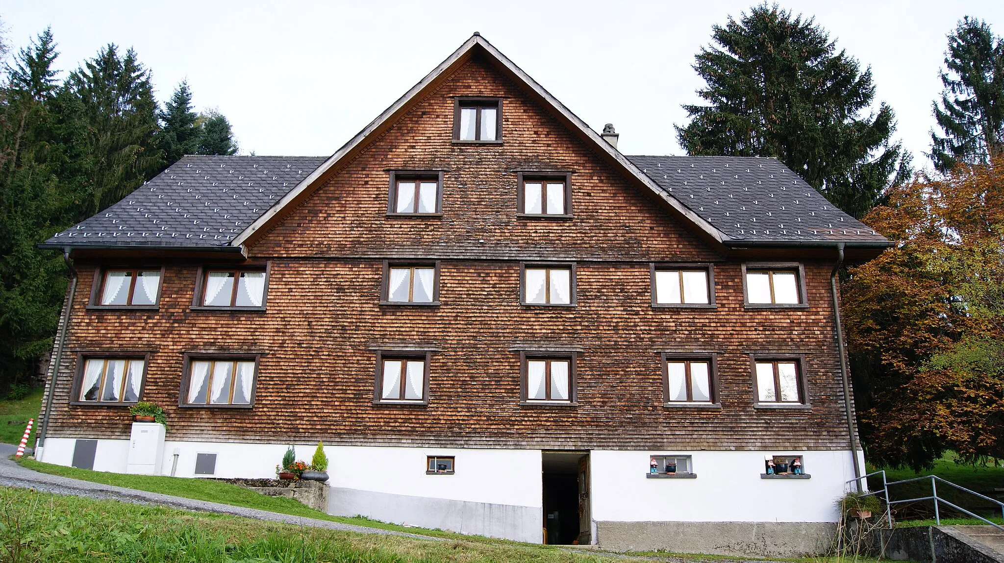 Photo showing: Bad Ingruene in Schwarzach, Vorarlberg, Austria. Former bathhouse with sulfur springs, inn and cottage. View from the west.
