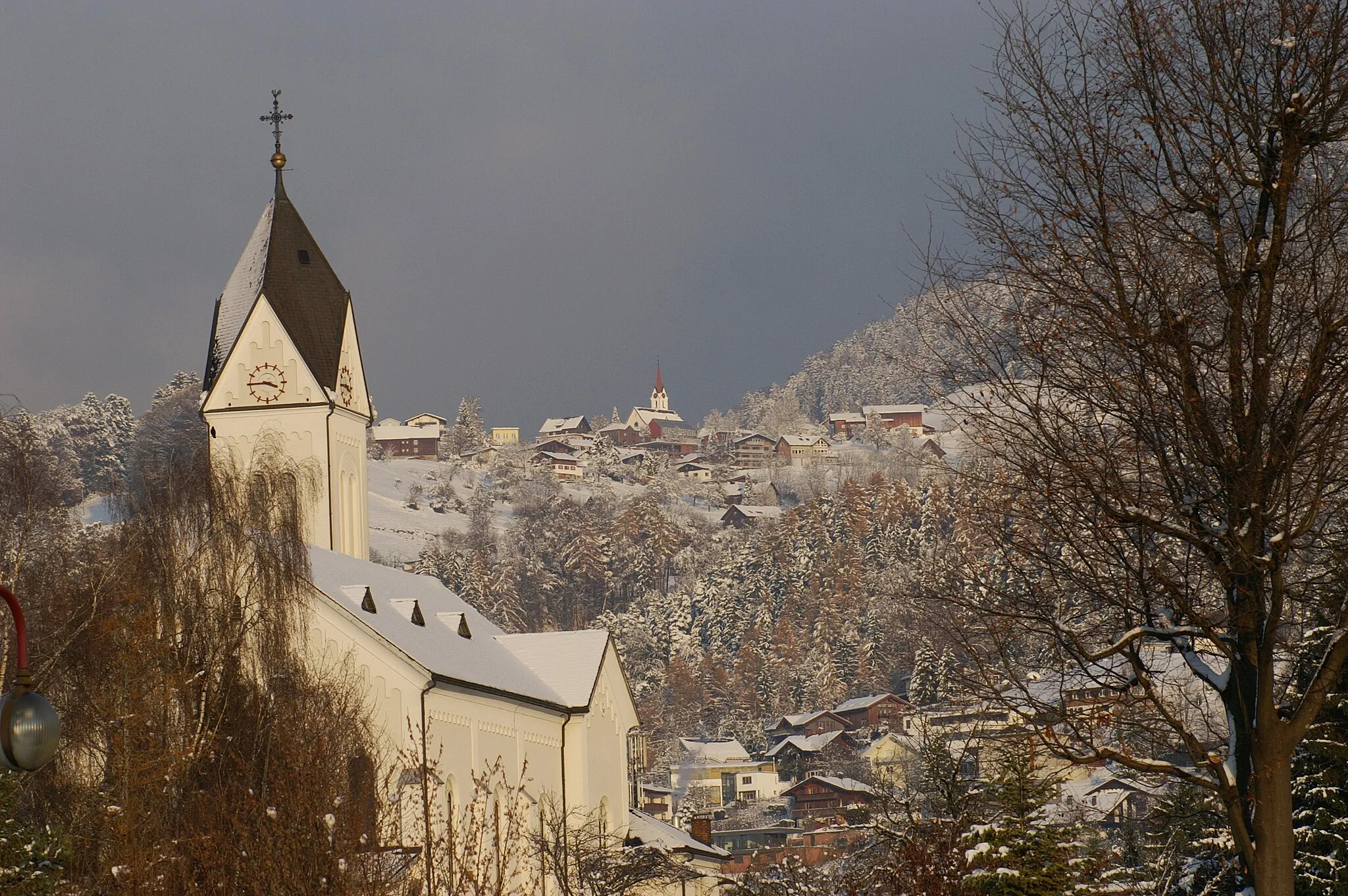 Photo showing: Pfarrkirche St.Georg in Sulz, Vorarlberg; im Hintergrund der Ort Dafins