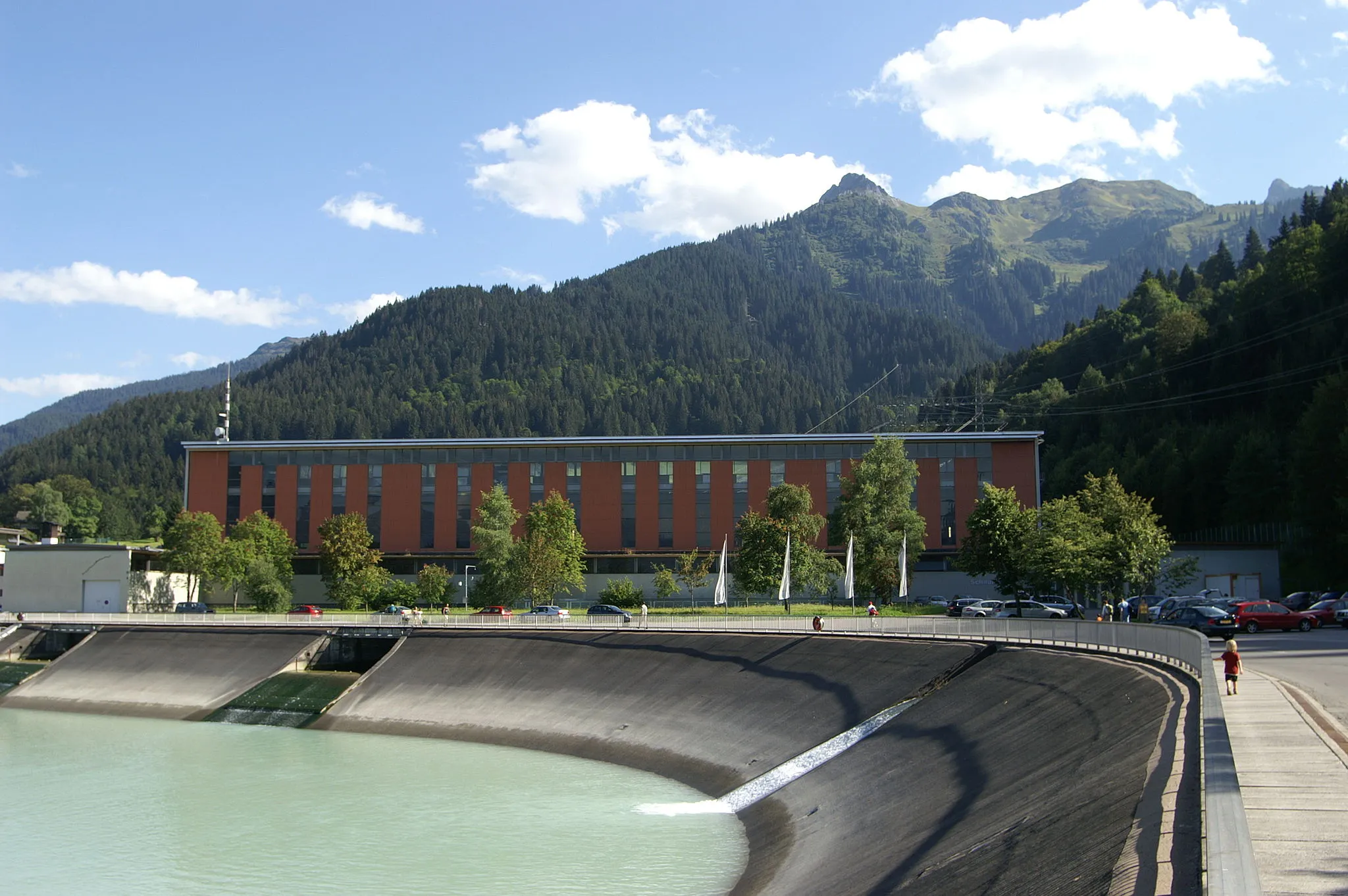 Photo showing: Kraftwerk der Vorarlberger Illwerke in Latschau, oberhalb von Tschagguns, Vorarlberg. Links die beiden Ausläufe der Turbinen des Lünerseewerks, rechts vorn die Beileitung von der unteren, auf 1037,5 m gelegenen Rellsbachfassung