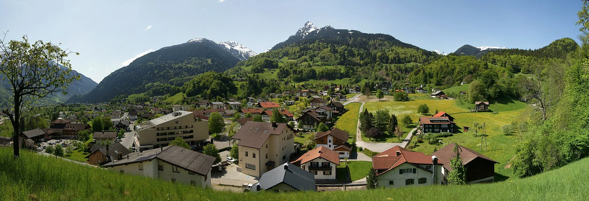 Photo showing: Blick von Mottabühl auf das Kirchdorf von Tschagguns in Vorarlberg In der Bildmitte ragt die Tschaggunser Mittagspitze 2.168m hervor.