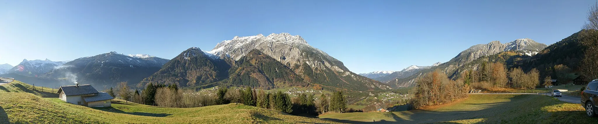 Photo showing: 220° Panoramablick vom Jetzmunt auf Sankt Anton im Montafon und Vandans. Das Bergmassiv in der Bildmitte ist die Vandanser Steinwand. Links die zwei schneebedeckten Spitzen sind die Tschaggunser Mittagspitze 2.168m und das Tilisuna-Schwarzhorn 2.460m im Rätikon.