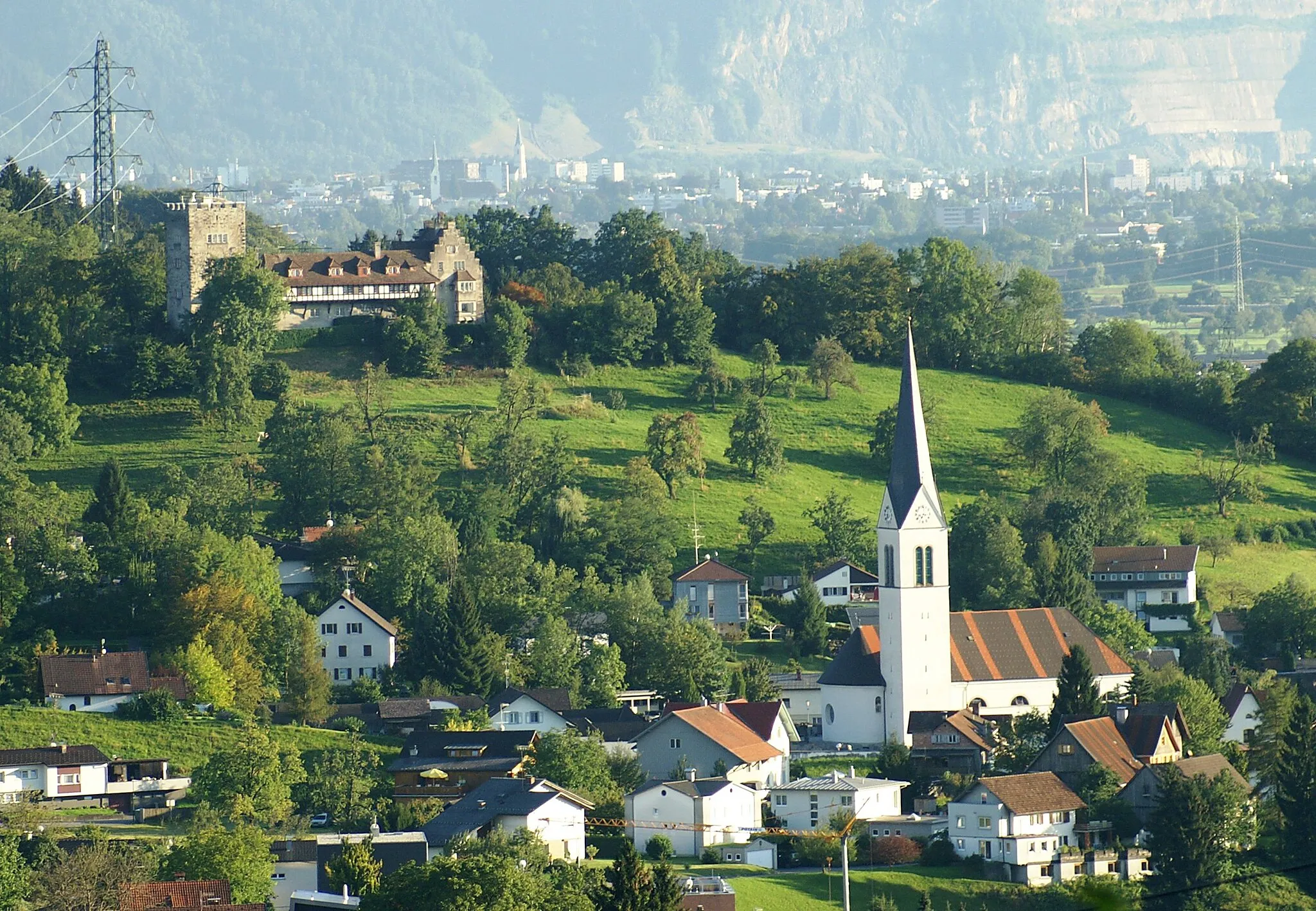 Photo showing: Schloss Wolfurt und die Pfarrkirche St. Nikolaus. Im Hintergrund Schwarzach und Dornbirn