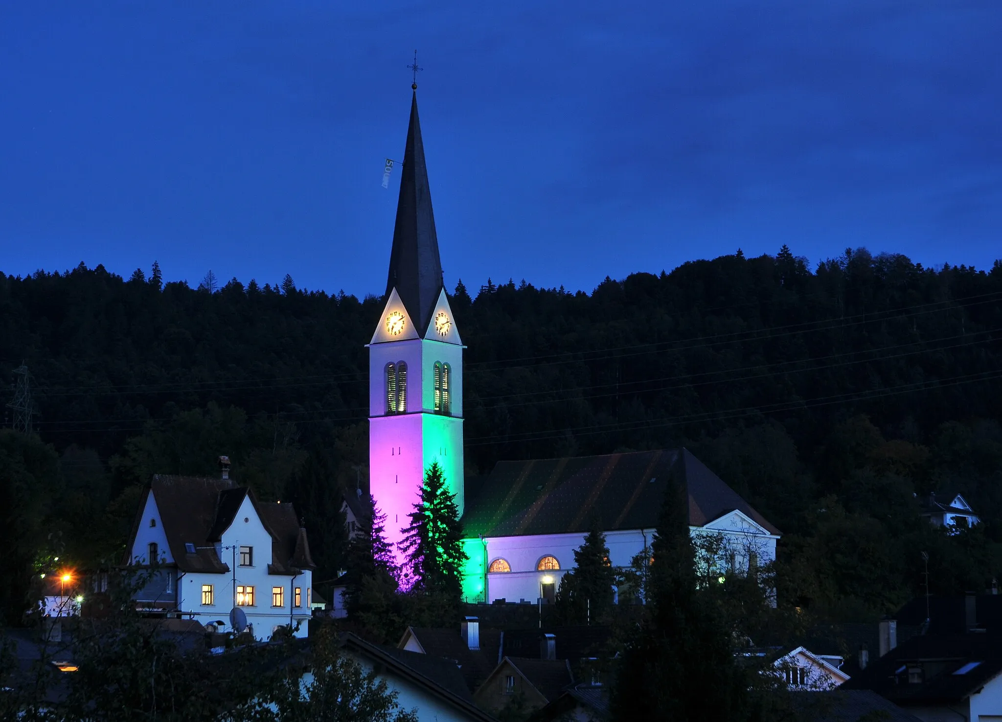 Photo showing: Pfarrkirche hl. Nikolaus in Wolfurt im LED-RGB-Licht anlässlich der 500 Jahr Feier.