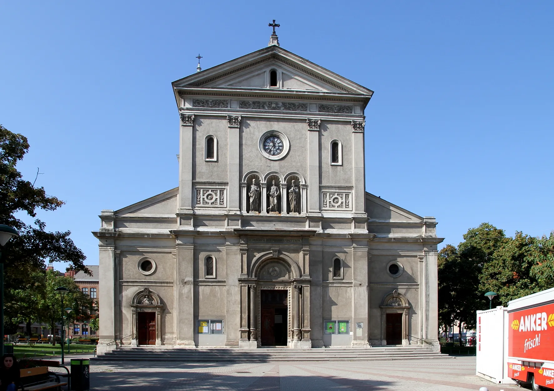 Photo showing: Die katholische Pfarrkirche hl. Johann Evangelist am Keplerplatz in Wien.