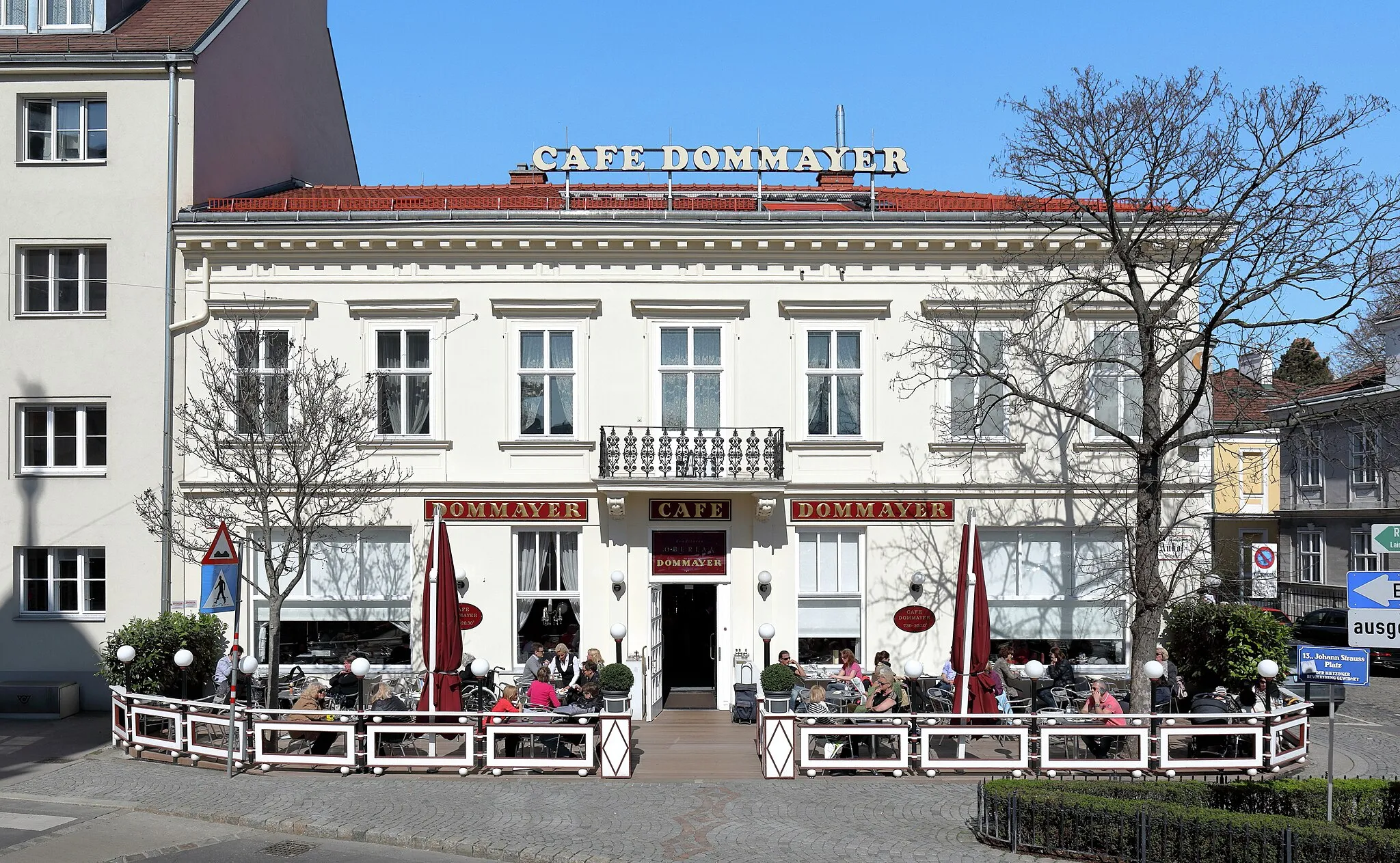 Photo showing: Das Café Dommayer an der Adresse Dommayergasse 1 / Auhofstraße 2 im 13. Wiener Bezirk Hietzing. In dem 1880 aufgestockten und 1924 von Franz Rienesl adaptierten Gebäude eröffnete die Cafétiersfamilie Schneider 1925 den „Dommayerhof“. Seit 1963 wird der Gastronomiebetrieb unter dem Namen „Café-Dommayer“ geführt.