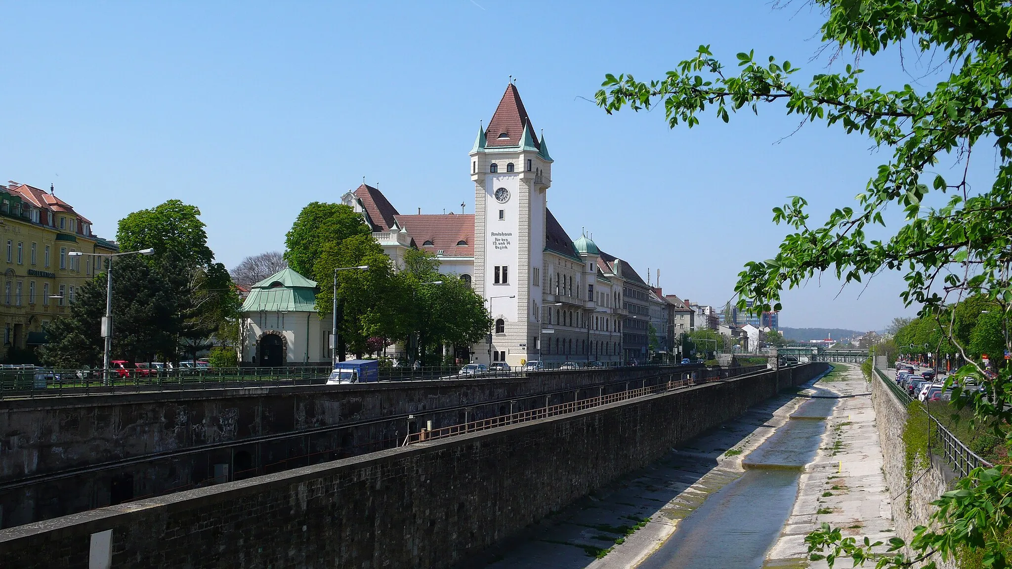 Photo showing: Wien Hietzing, Wienfluss und Amtshaus