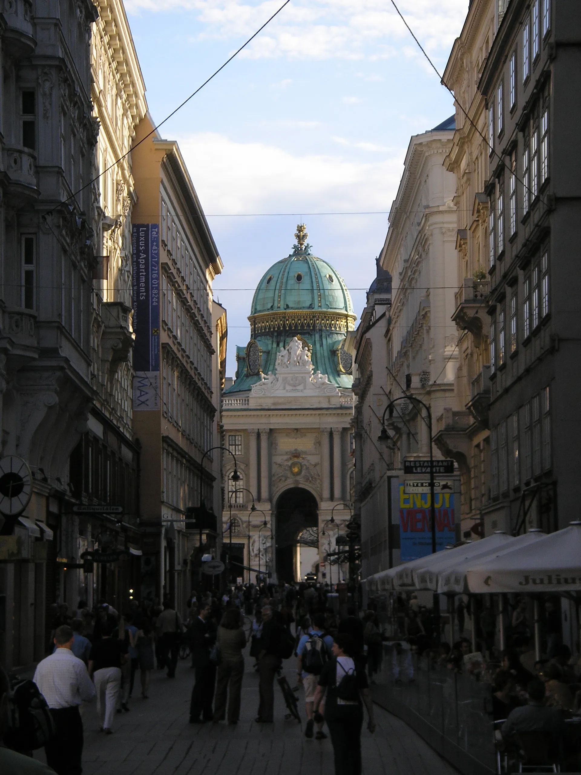 Photo showing: The Kohlmarkt street in Vienna.