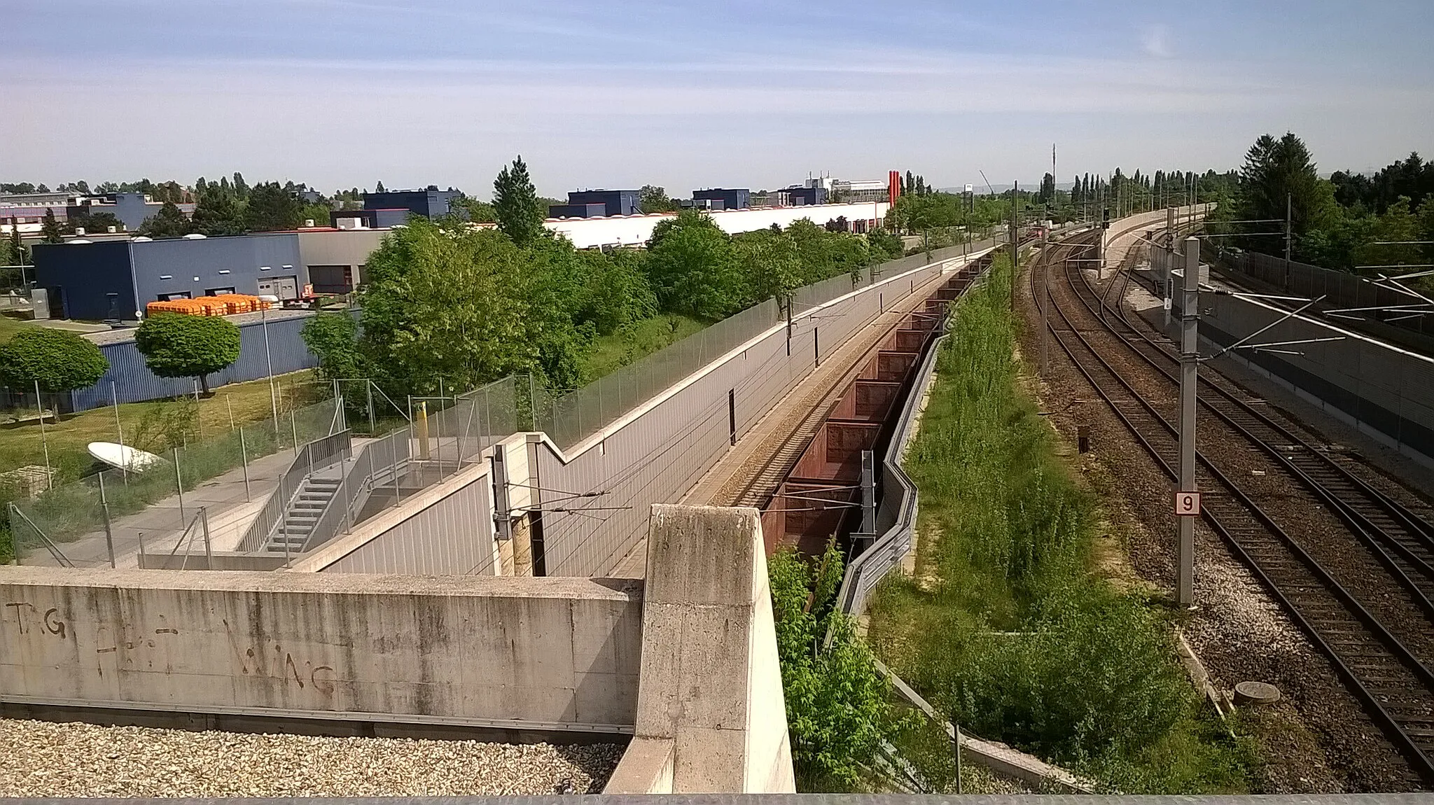 Photo showing: Das Portal des Lainzer Tunnel bei der Donauländebahn. Ganz rechts am Bild befinden sich die Gleise der Badner Bahn.