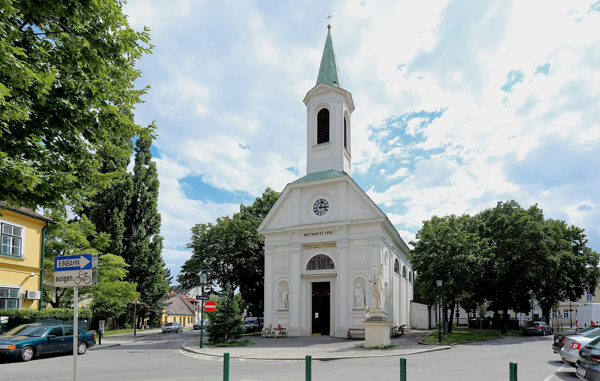 Photo showing: Die Pfarrkirche hl. Oswald am Khleslplatz in Altmannsdorf, ein Bezirksteil des 12. Wiener Gemeindebezirkes Meidling. Die einschiffige Kirche mit geradem Chorabschluss wurde in den Jahren 1838/39 nach den Plänen des Architekten Franz Lößl errichtet. Die Statuen an der Portalfassade stellen die Namenspatrone (Johannes der Täufer und Anna) der Kirchenstifter Johann Baptist Hoffmann und seine Gattin Anna Stiberger dar.