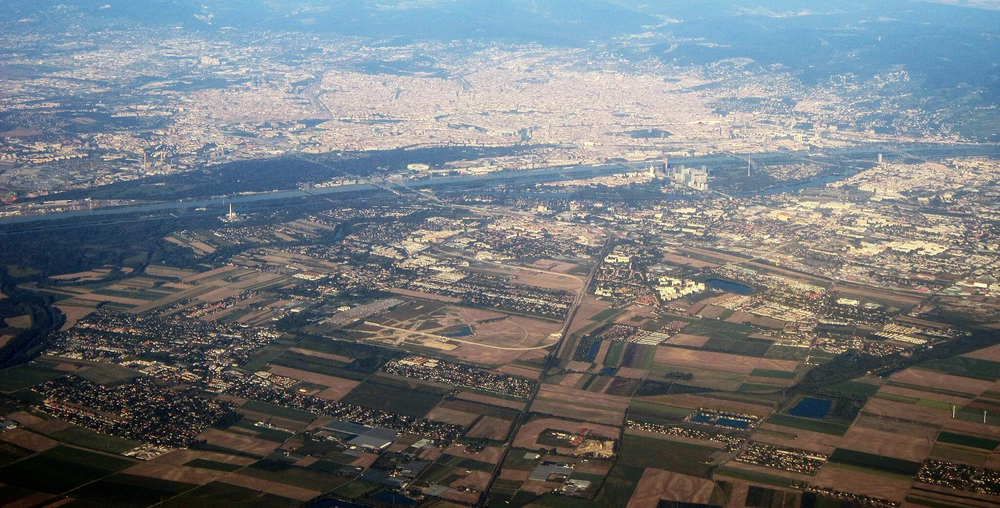 Photo showing: Aspern and Essling in Donaustadt, with central Vienna in the background, and Aspern Airfield in the center of the image