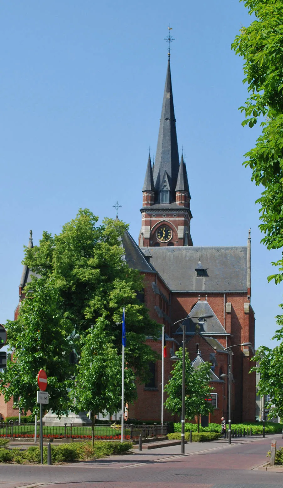 Photo showing: Onze Lieve Vrouw parochiekerk van Arendon Centrum