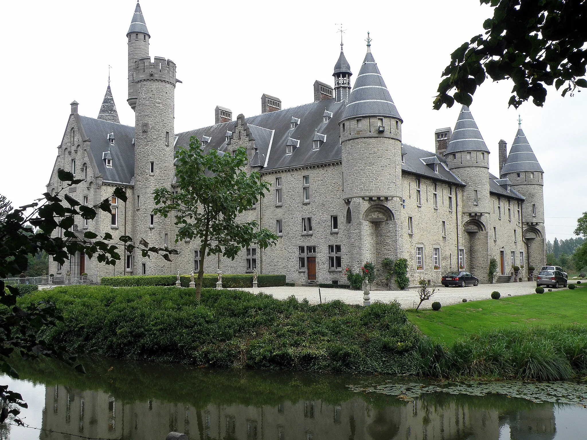 Photo showing: Commune de Bornem, prov. d’Anvers, Belgique.
Le Château Marnix de Sainte-Aldegonde (ou château de Marnix de Sainte-Aldegonde, ou simplement château de Bornem), édifié fin XIXe selon des plans d’Henri Beyaert, sis non loin du village de Weert (comm. de Bornem). Ailes sud (à droite) et ouest (à gauche).