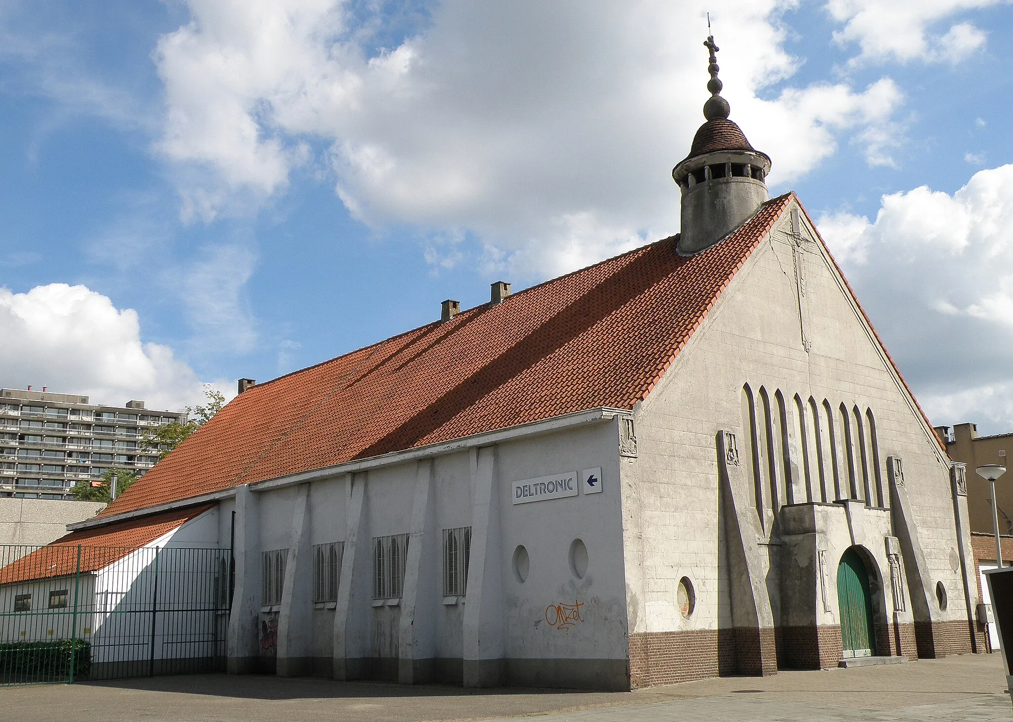 Photo showing: Anvers, Belgique. Église paroissiale Notre-Dame-du-Perpétuel-Secours (en néerl. OLV Altijddurende Bijstand), de style Art déco, sise Merksemsesteenweg (chaussée de Merksem), à Deurne-Nord, dans la proche banlieue nord-est d’Anvers. Plans de l’arch. Jef Huygh, 1924-1925. Façade occidentale et face nord.