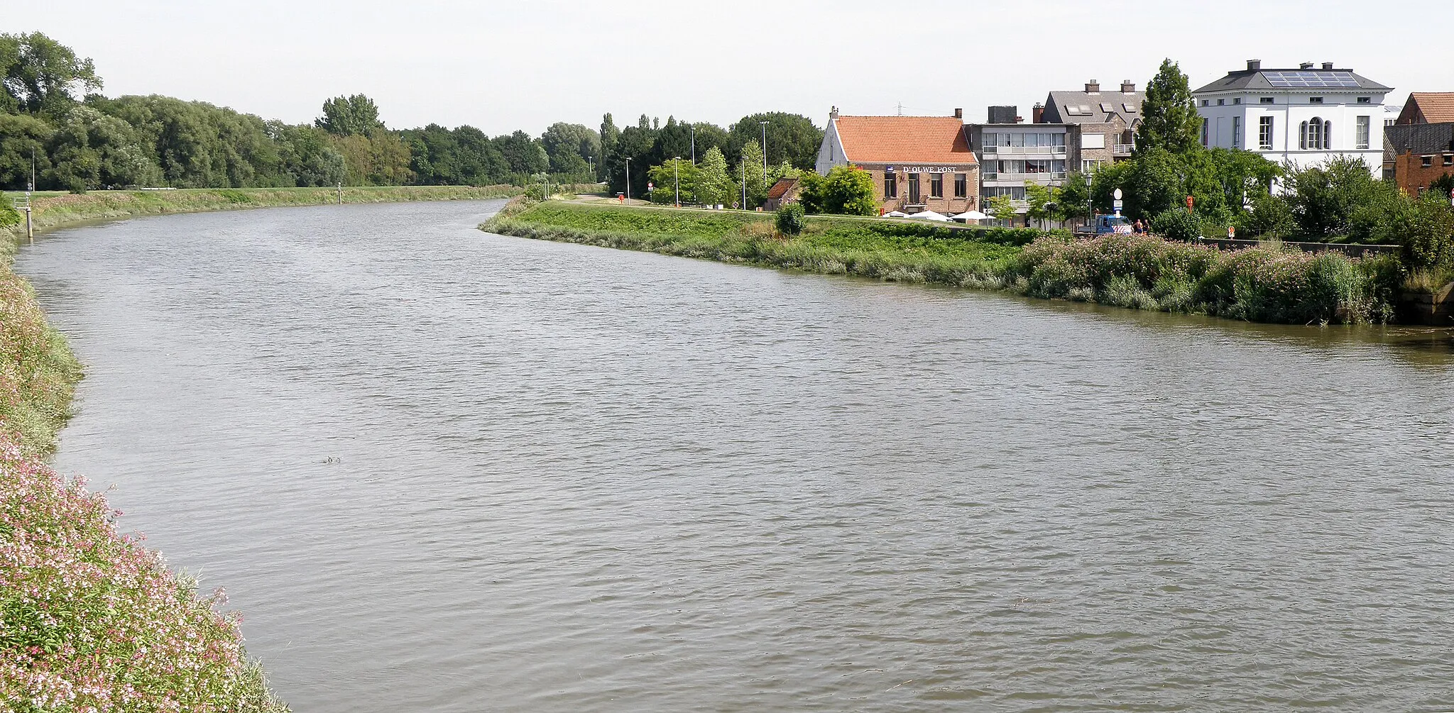 Photo showing: Duffel (prov. Antwerpen, België). Nete. Helemaal rechts: kasteeltje Perwijzebroek.