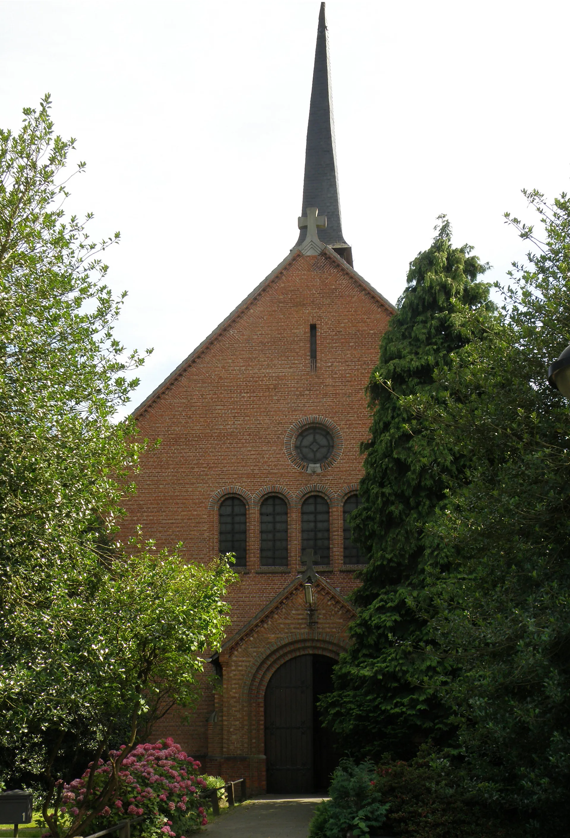 Photo showing: Edegem (prov. Antwerpen, België). Parochiekerk Heilige Familie.