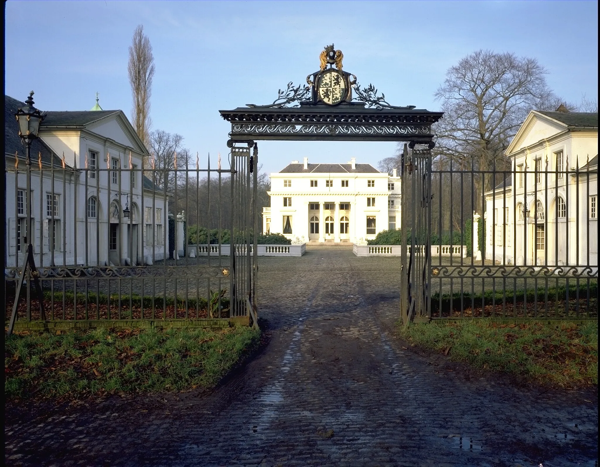 Photo showing: Het kasteel "Hof ter Linden": algemeen zicht met smeedijzeren Louis XVI poort