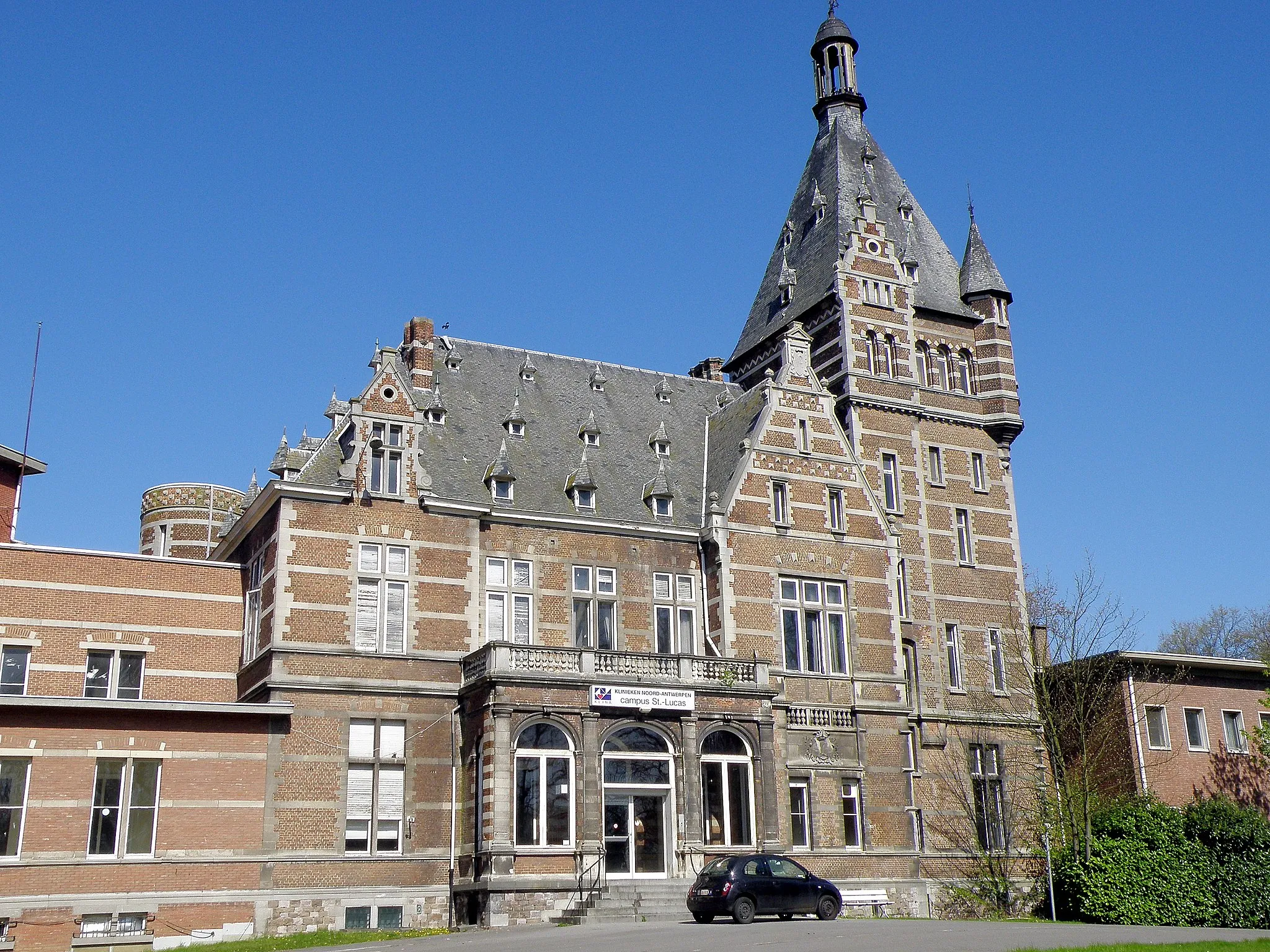 Photo showing: Antwerpen, district Ekeren. Voormalige Sint-Lucaskliniek, voorheen Hof van Delft, bouwjaar 1903, n.o.v. Henri en Leonard Blomme, in neo-Vlaamse renaissancestijl. Voorgevel (= Z.-O. gevel).
Wordt waarschijnlijk gesloopt zomer 2010, wegens te hoge renovatiekosten. Vgl. verder Inventaris Bouwkundig Erfgoed Vlaanderen.