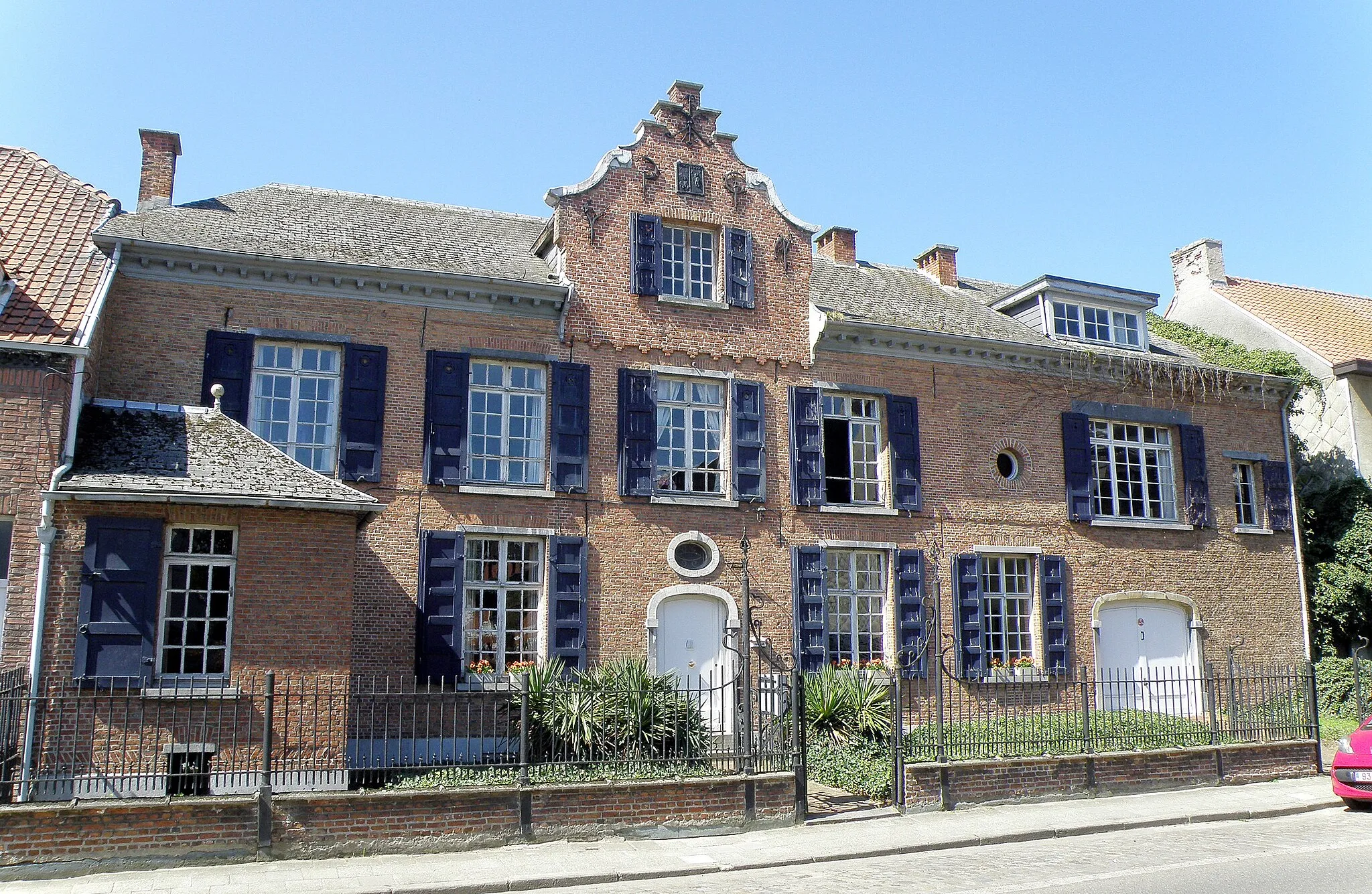 Photo showing: Antwerpen, district Ekeren. Huis de Grooff ofte Gulden Huys, woonhuis van architect Theofiel De Grooff, aan de Steenstraat nr. 51-53. Oorspronk. herenhuis wsch. uit 19de eeuw, verbouwd (d.i. aanbrengen van centrale topgevel) door De Grooff in 1910. Bemerk muurankers D en G (De Grooff) in centrale geveltop.
Vgl. verder Inventaris Bouwkundig Erfgoed.