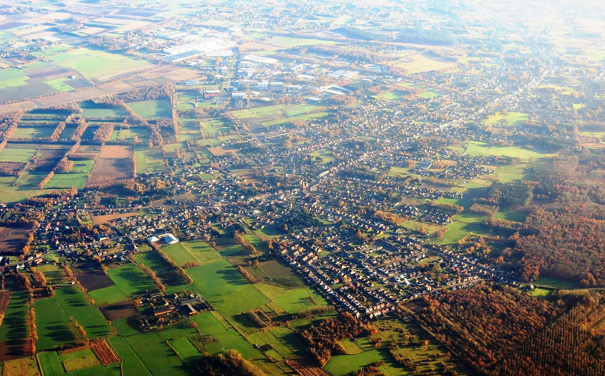 Photo showing: Aerial view from the (south)west towards (north)east, over the Hageland region, in southeastern Antwerpen province - north Belgium.