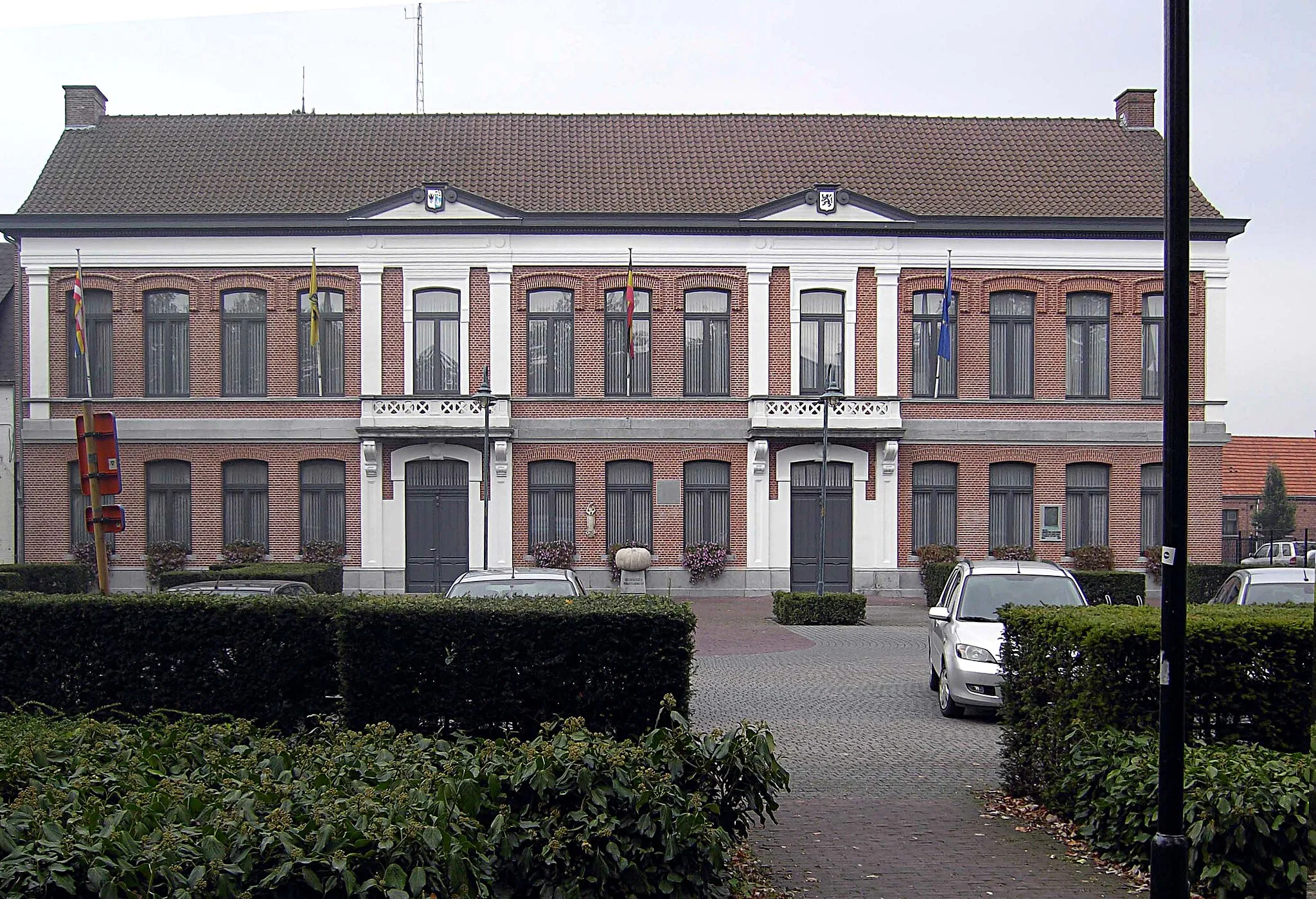 Photo showing: Kasterlee in de provincie Antwerpen - België. Het in 2008 gerestaureerde gemeentehuis. De acht rechter traveëen zijn het werk van arch. Leonard Blomme (1874), de vijf linkse zijn in 1995 aangebouwd.