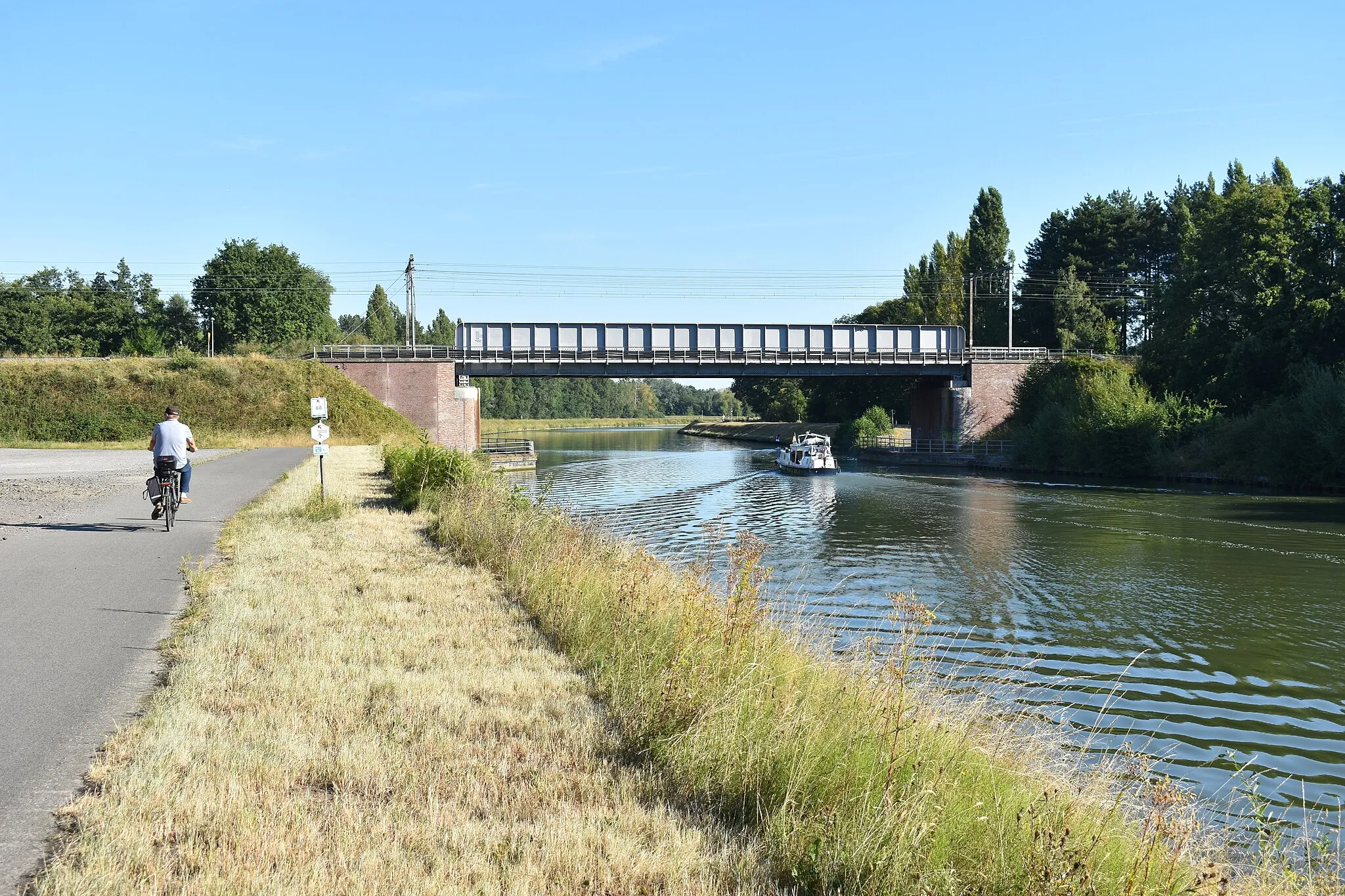 Photo showing: Steel railway bridge over the Netekanaal. Narrow cycle path at the rear of the bridge (not visible).