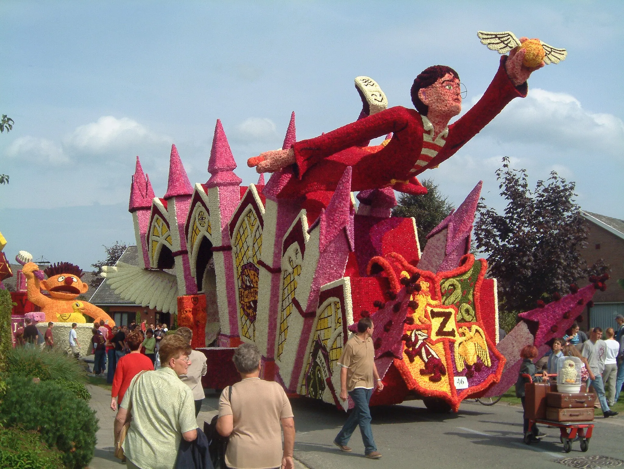 Photo showing: Ontwerp 'Harry Potter' van buurtschap Westhoek bloemencorso Loenhout, won de eerste prijs in het corso van 2002. De ontwerper van de wagen is Bart Goetschalckx.