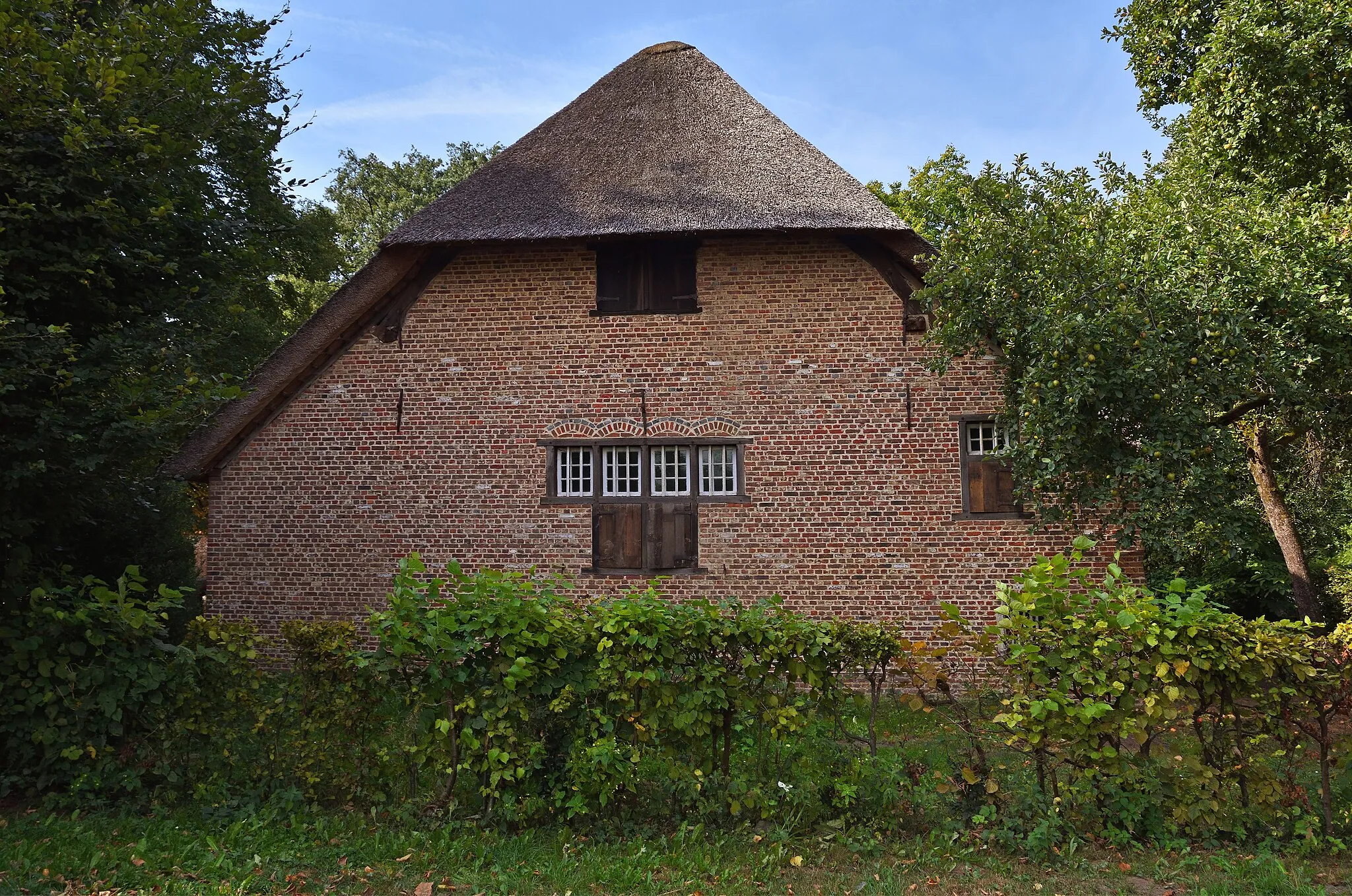 Photo showing: Farm house from Oevel, XIII c, Bokrijk open-air museum, Belgium