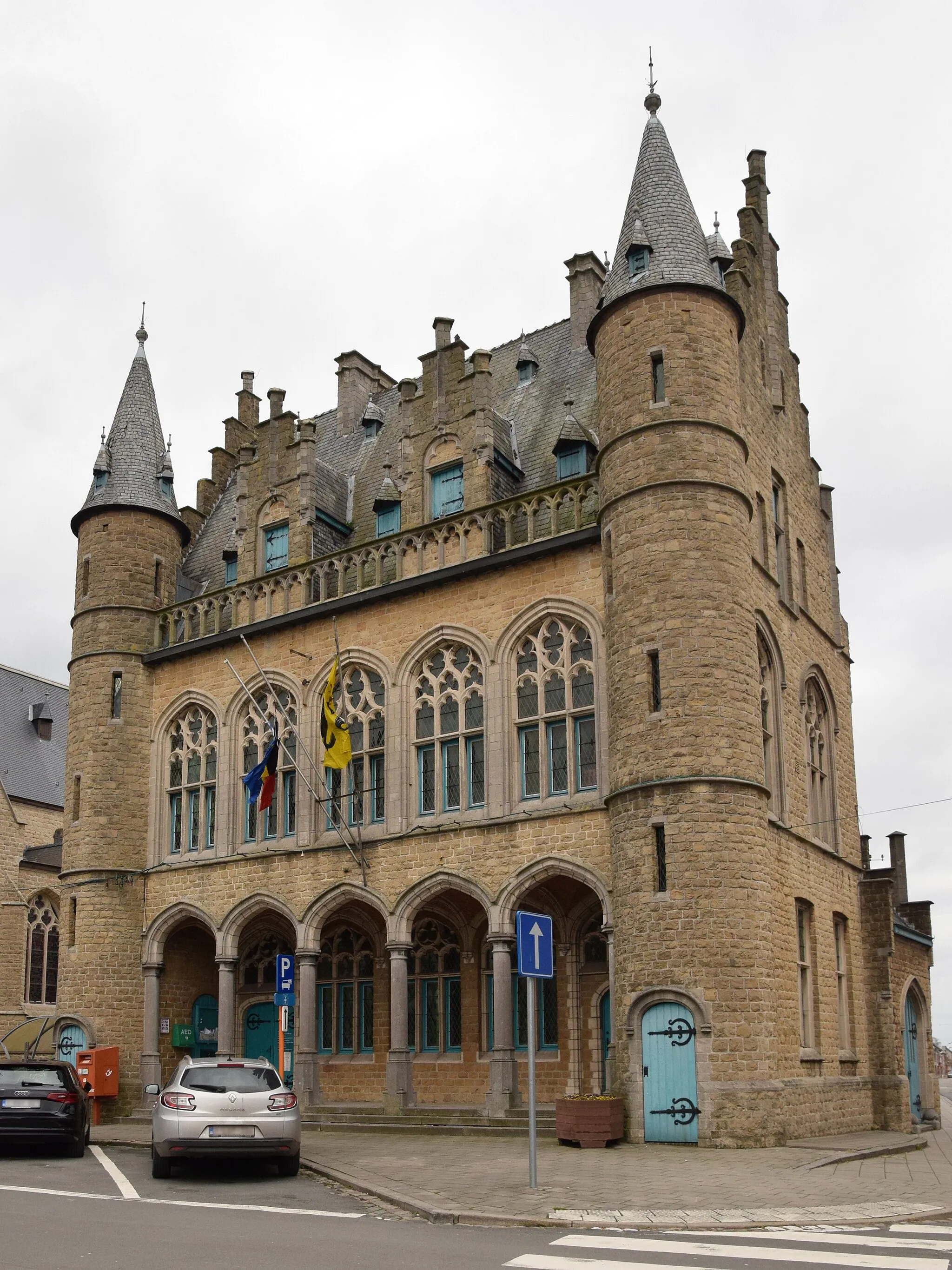Photo showing: Raadhuis, Onze-Lieve-Vrouw-Waver
Voormalig gemeentehuis uit 1829-1830 in neogotische stijl. Na oorlogsschade gerestaureerd in 1921-1922.

inventaris.onroerenderfgoed.be/erfgoedobjecten/2910
