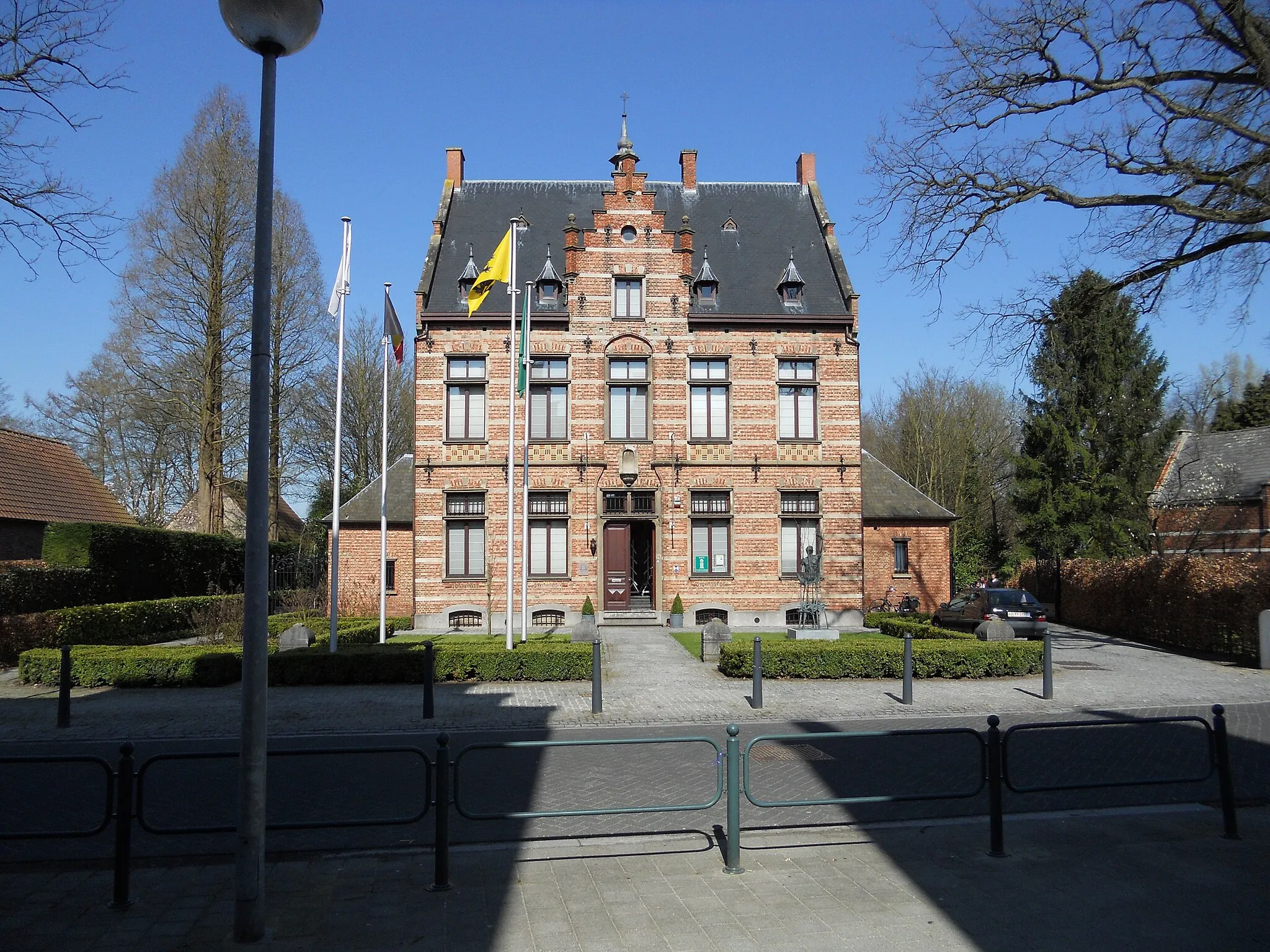 Photo showing: Hofke van Chantraine, former parsonage of Oud-Turnhout, Belgium. Now an arts and history center and also the location of the tourism office. Built by architect P.J. Taeymans in 1895 in Neo-Flemish Renaissance style.