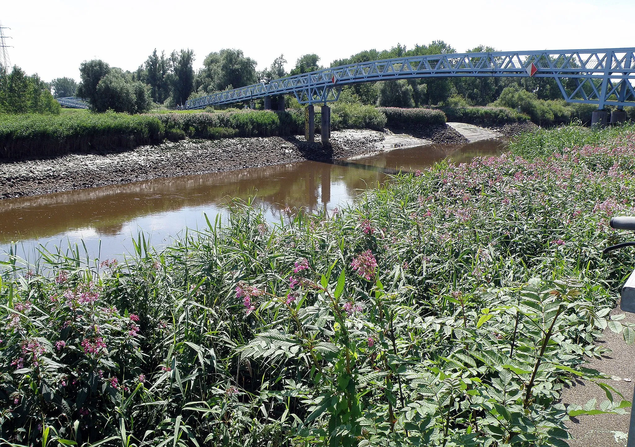 Photo showing: Rumst (prov. Antwerpen). Voetbrug (of fietsbrug) over de rivier de Nete. Overzijde gelegen in Walem (gem. Mechelen). Links, de iets verderop gelegen brug over de Dijle.